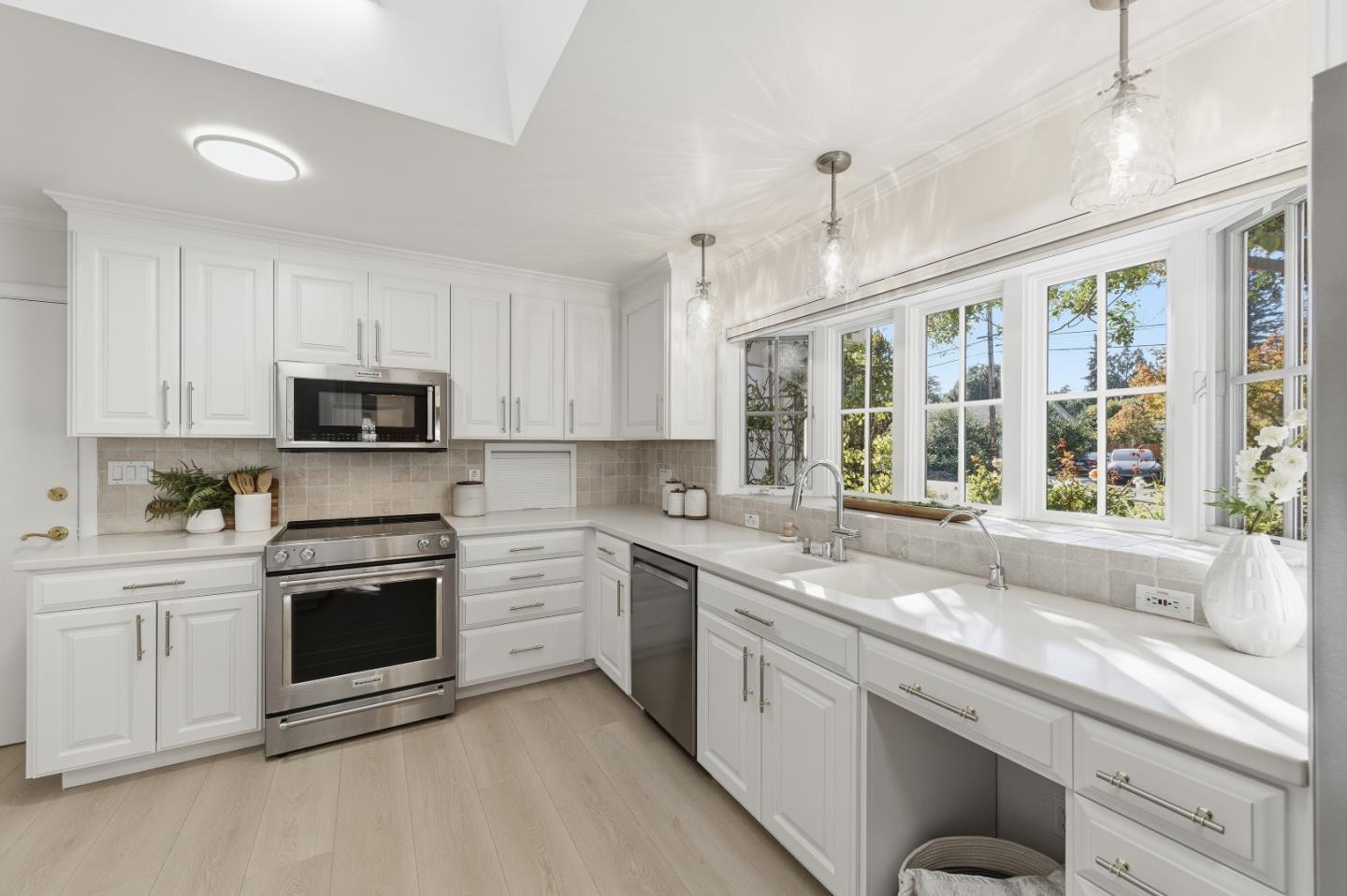 Detail Gallery Image 16 of 65 For 1023 Mercedes Ave, Los Altos,  CA 94022 - 4 Beds | 3 Baths