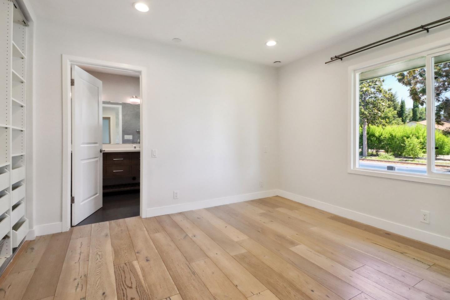 Detail Gallery Image 10 of 25 For 19041 Calvert St, Tarzana,  CA 91335 - 5 Beds | 3/1 Baths