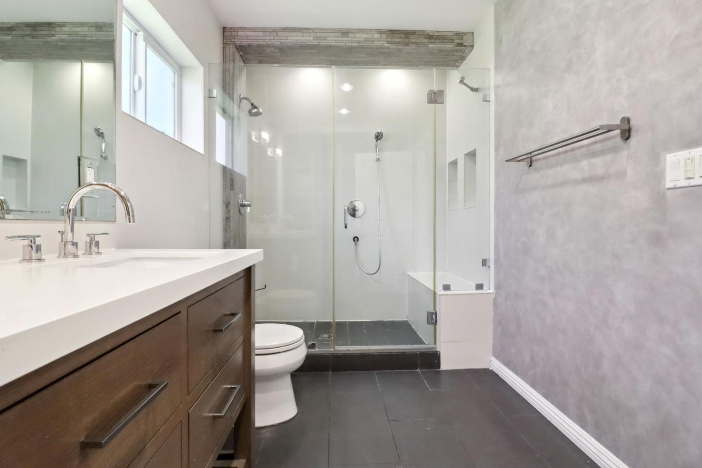 Detail Gallery Image 11 of 25 For 19041 Calvert St, Tarzana,  CA 91335 - 5 Beds | 3/1 Baths