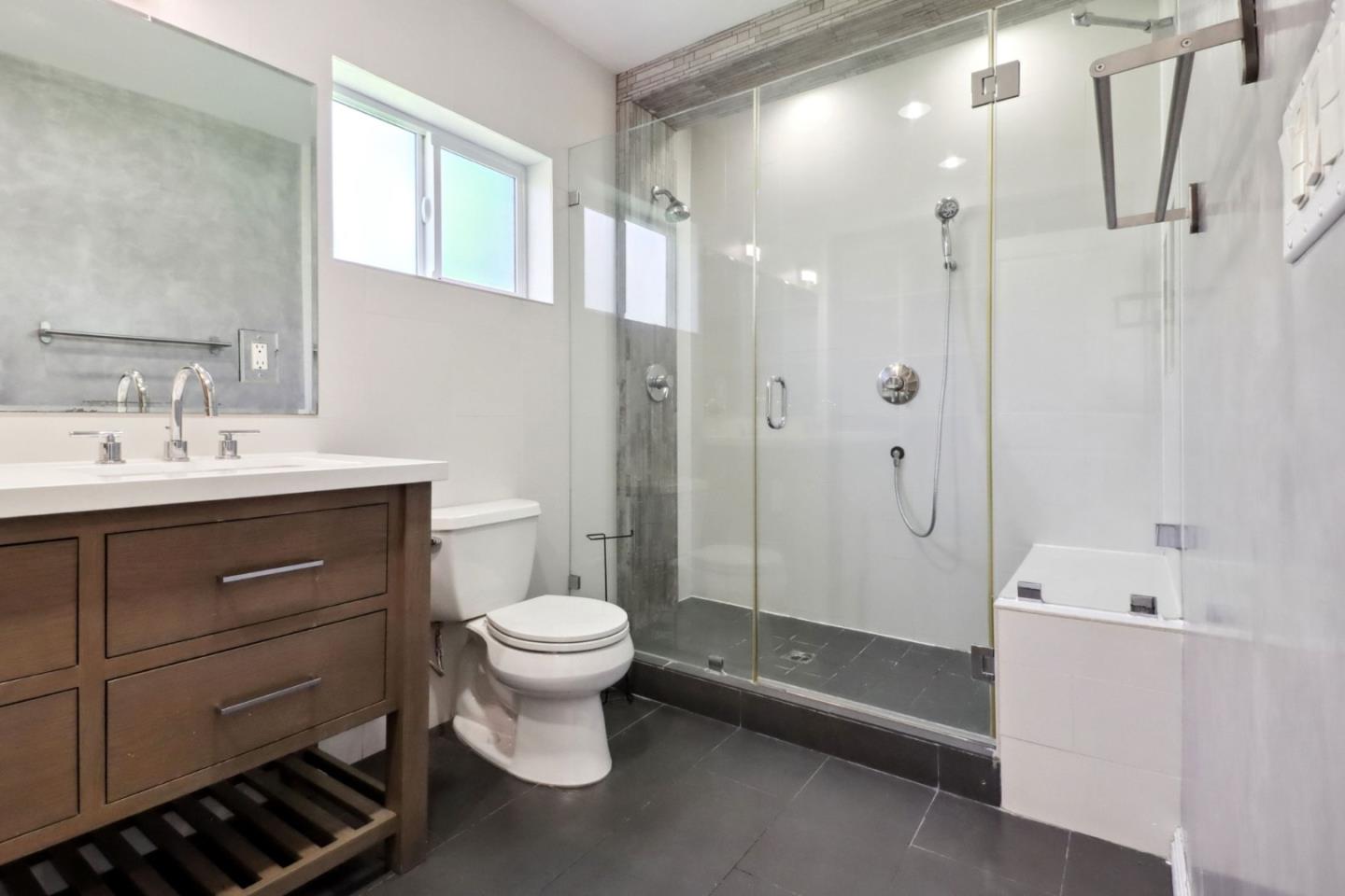 Detail Gallery Image 12 of 25 For 19041 Calvert St, Tarzana,  CA 91335 - 5 Beds | 3/1 Baths