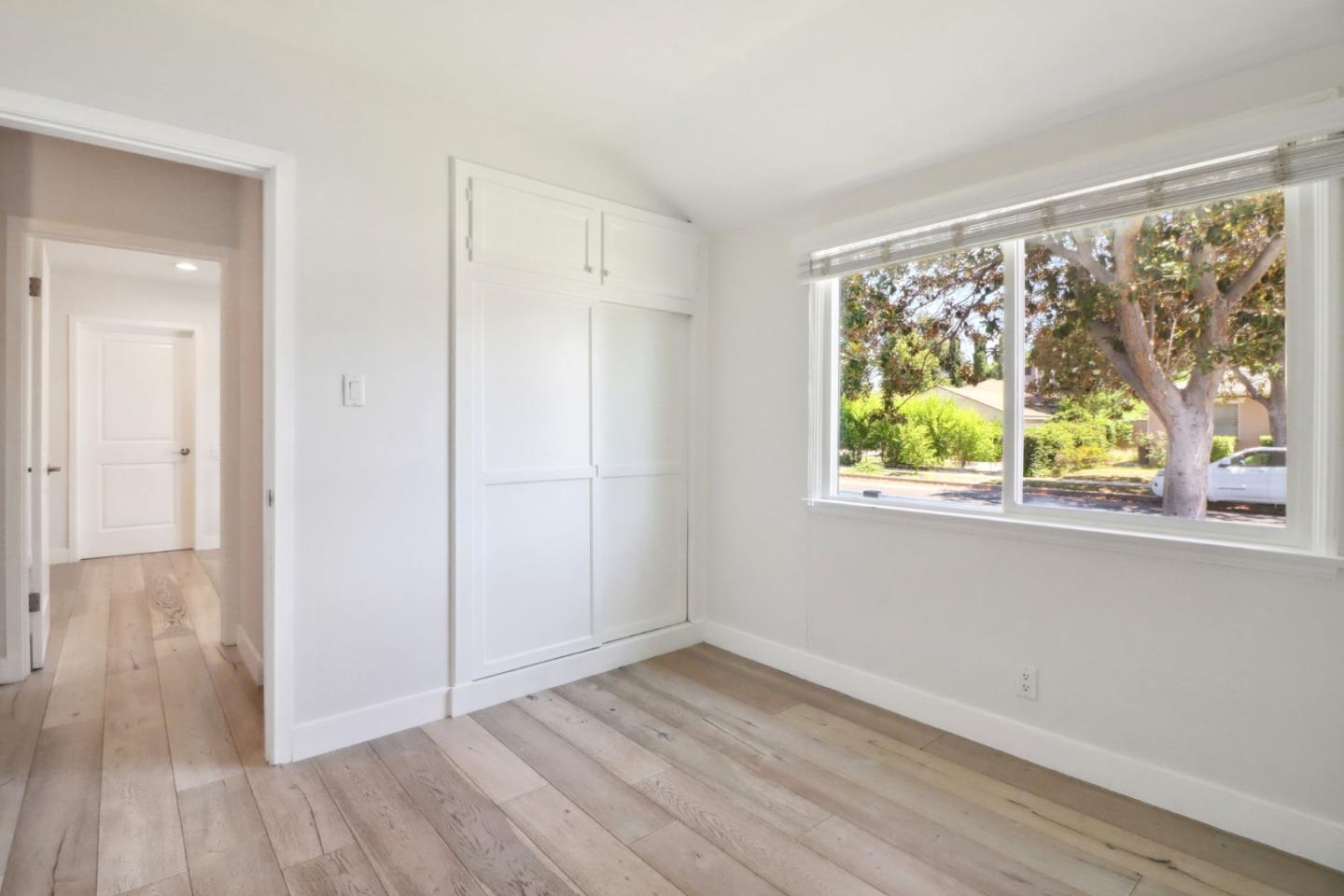 Detail Gallery Image 13 of 25 For 19041 Calvert St, Tarzana,  CA 91335 - 5 Beds | 3/1 Baths