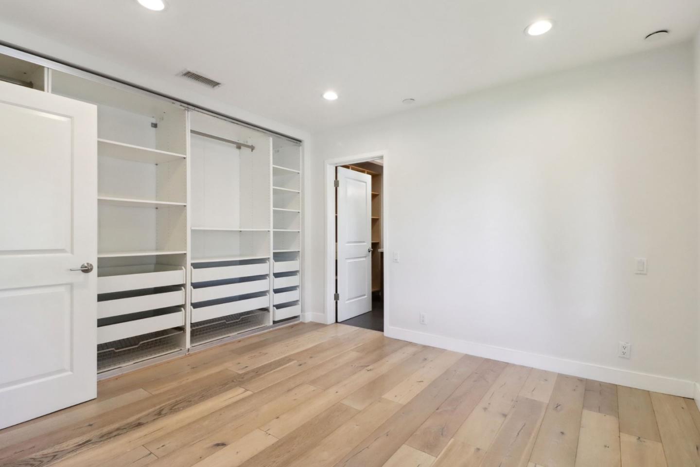 Detail Gallery Image 14 of 25 For 19041 Calvert St, Tarzana,  CA 91335 - 5 Beds | 3/1 Baths