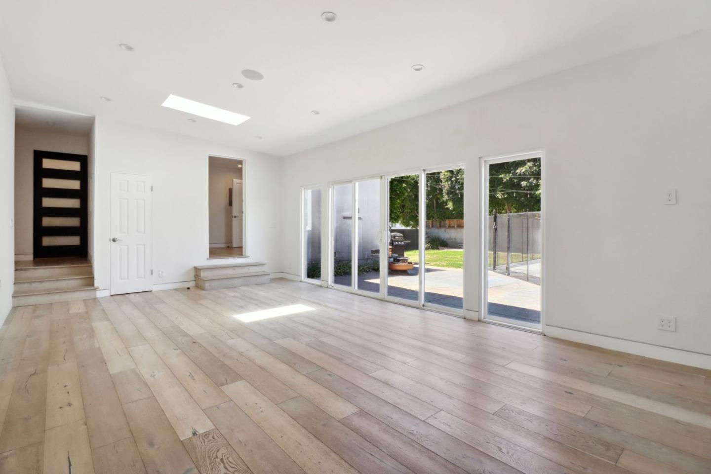 Detail Gallery Image 15 of 25 For 19041 Calvert St, Tarzana,  CA 91335 - 5 Beds | 3/1 Baths