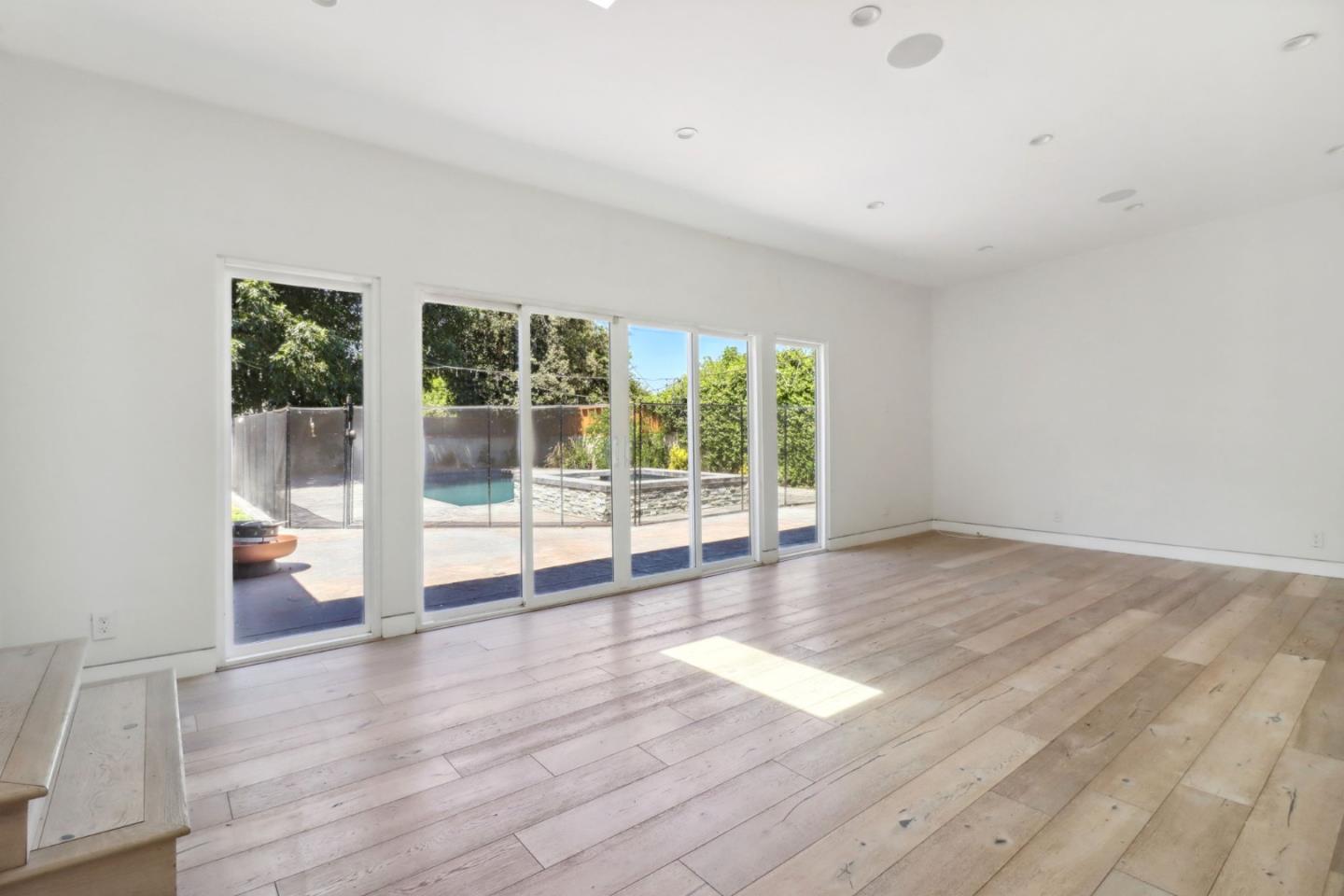 Detail Gallery Image 16 of 25 For 19041 Calvert St, Tarzana,  CA 91335 - 5 Beds | 3/1 Baths