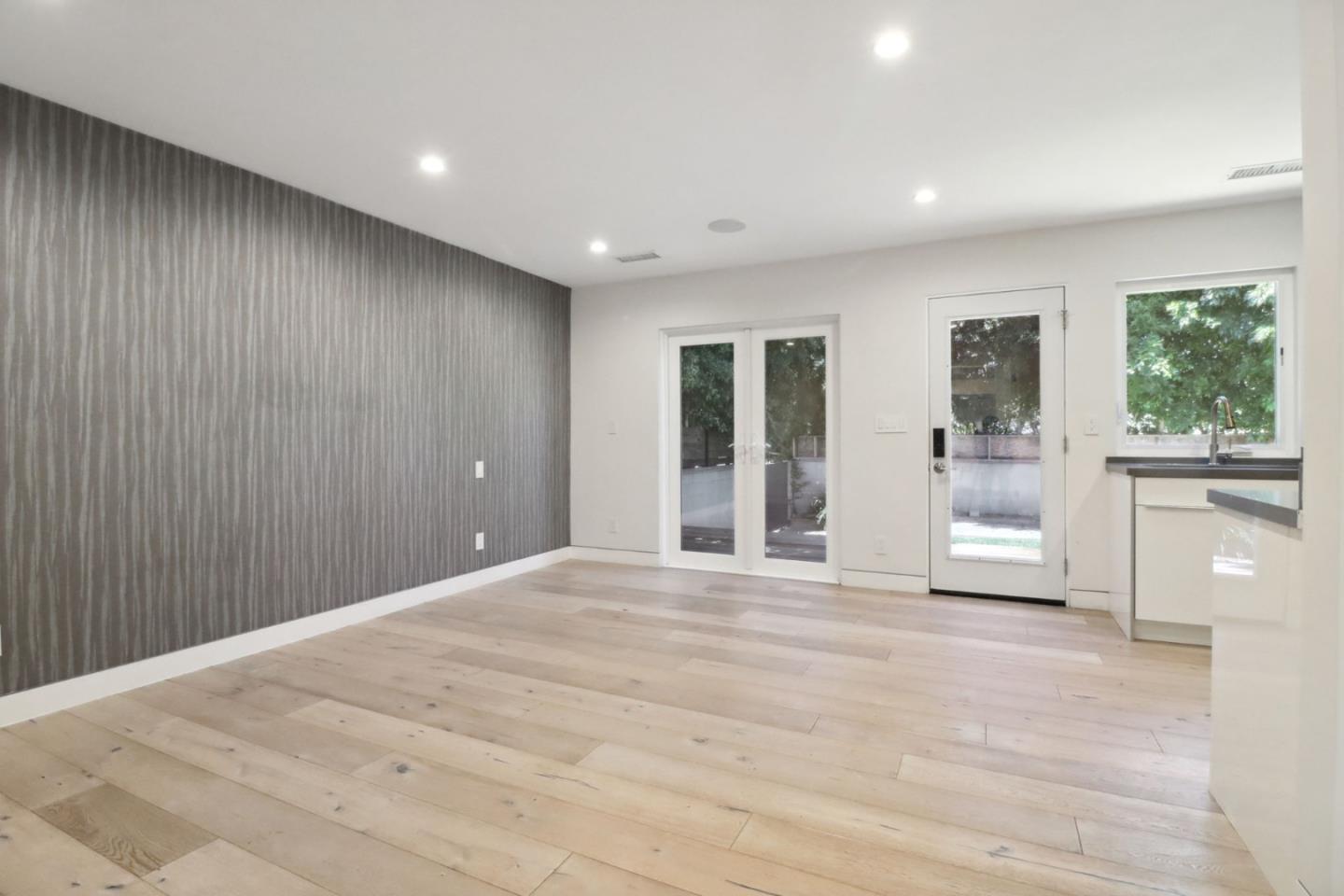 Detail Gallery Image 19 of 25 For 19041 Calvert St, Tarzana,  CA 91335 - 5 Beds | 3/1 Baths