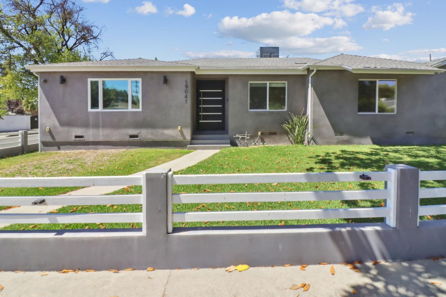 Detail Gallery Image 2 of 25 For 19041 Calvert St, Tarzana,  CA 91335 - 5 Beds | 3/1 Baths