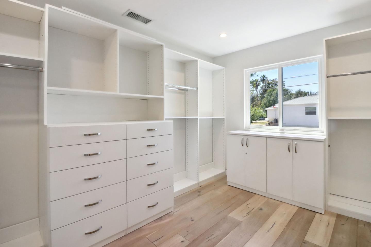 Detail Gallery Image 21 of 25 For 19041 Calvert St, Tarzana,  CA 91335 - 5 Beds | 3/1 Baths