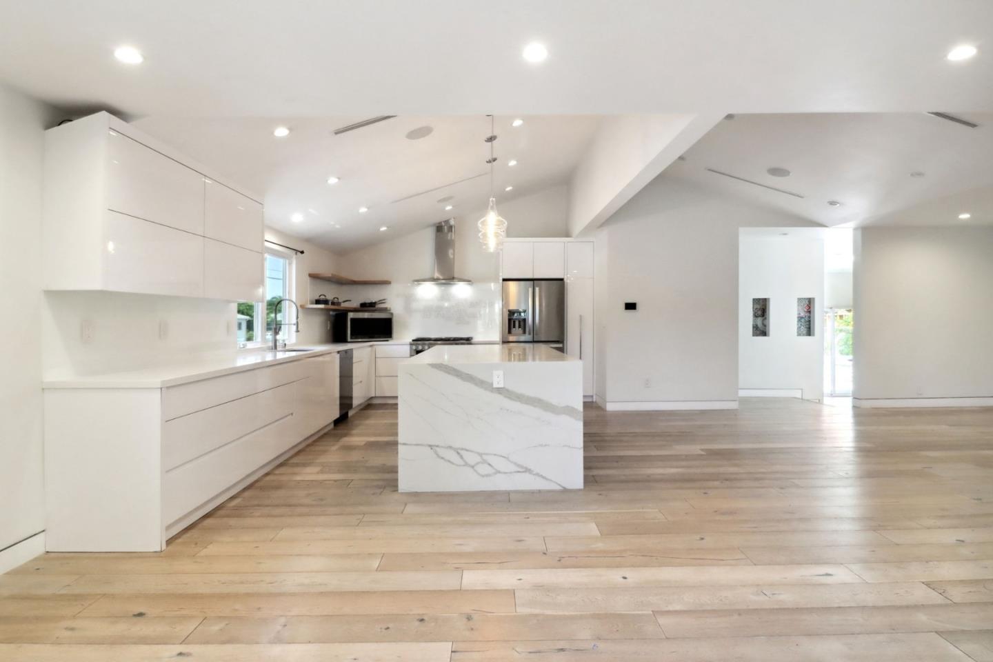 Detail Gallery Image 3 of 25 For 19041 Calvert St, Tarzana,  CA 91335 - 5 Beds | 3/1 Baths