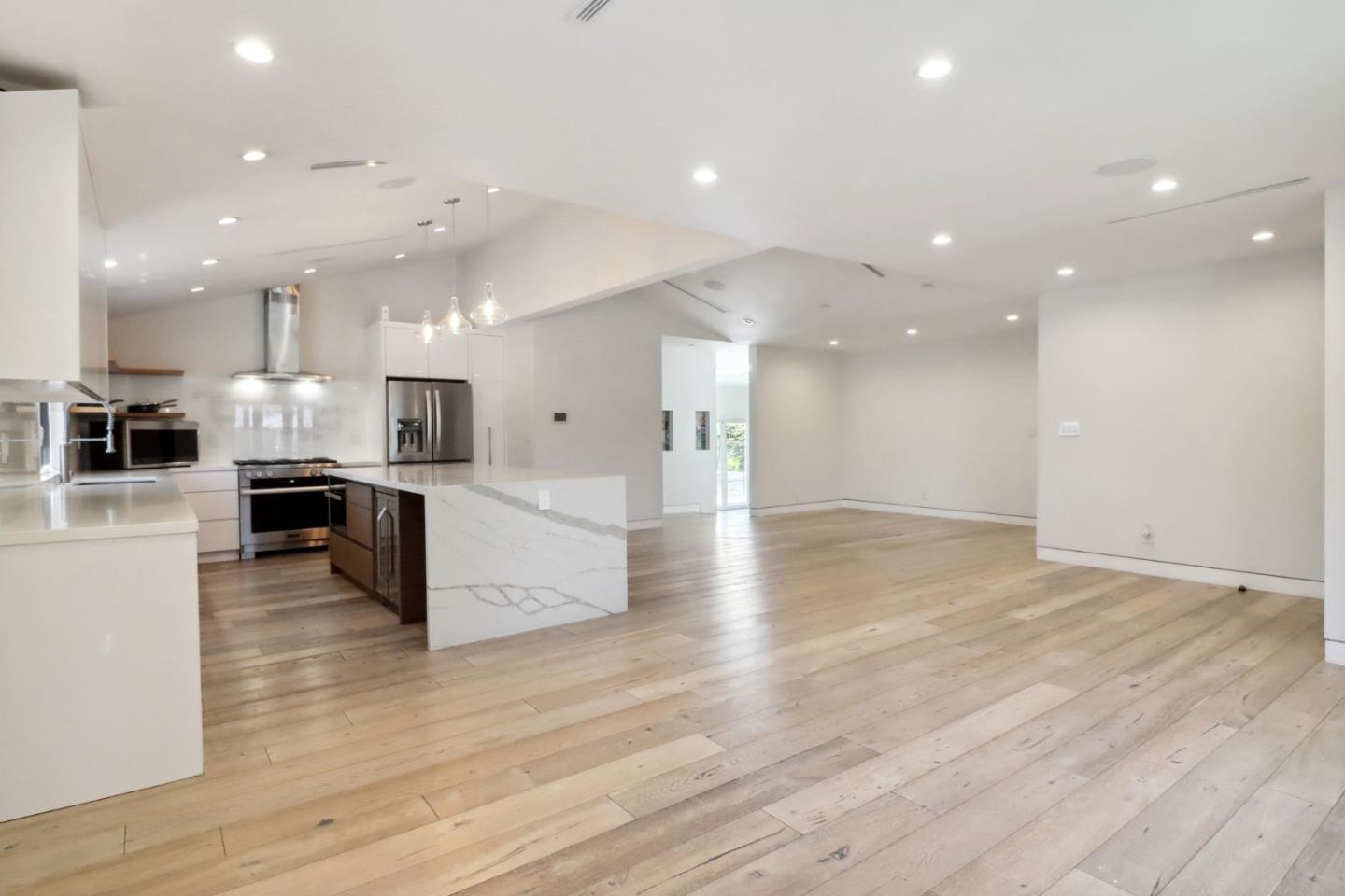 Detail Gallery Image 4 of 25 For 19041 Calvert St, Tarzana,  CA 91335 - 5 Beds | 3/1 Baths