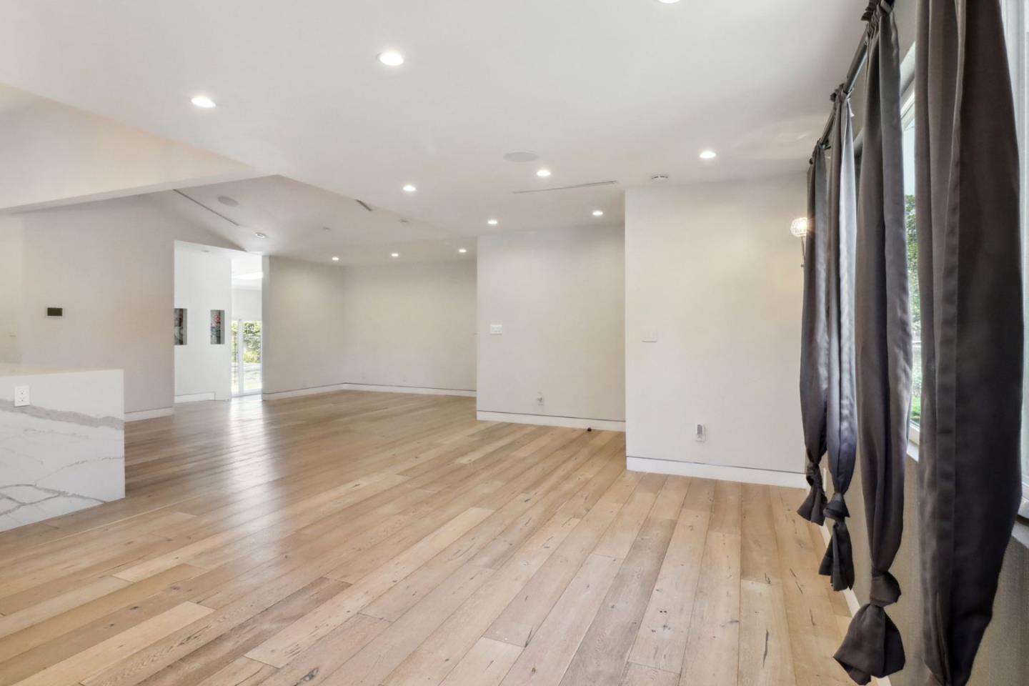 Detail Gallery Image 5 of 25 For 19041 Calvert St, Tarzana,  CA 91335 - 5 Beds | 3/1 Baths