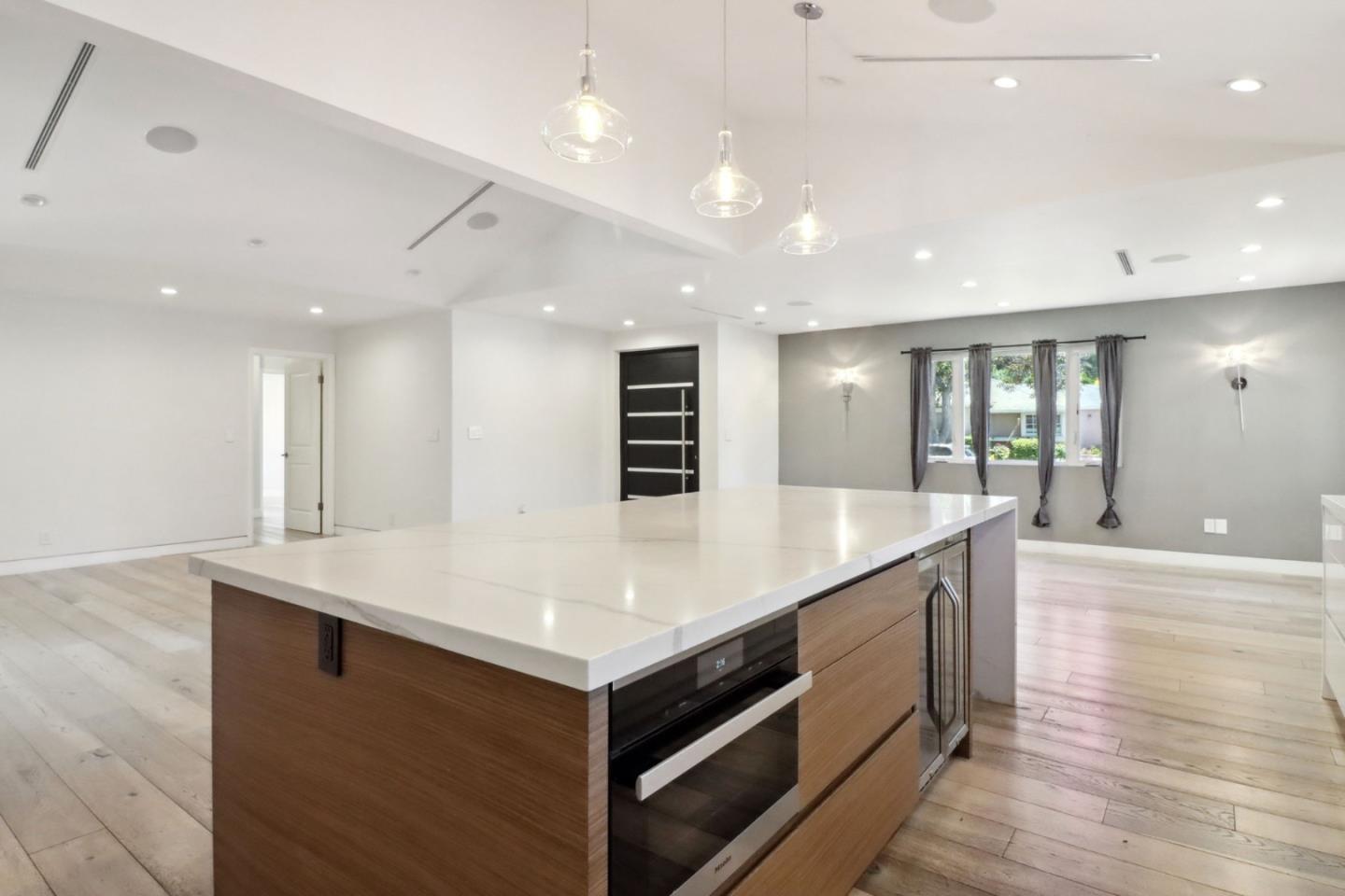 Detail Gallery Image 6 of 25 For 19041 Calvert St, Tarzana,  CA 91335 - 5 Beds | 3/1 Baths