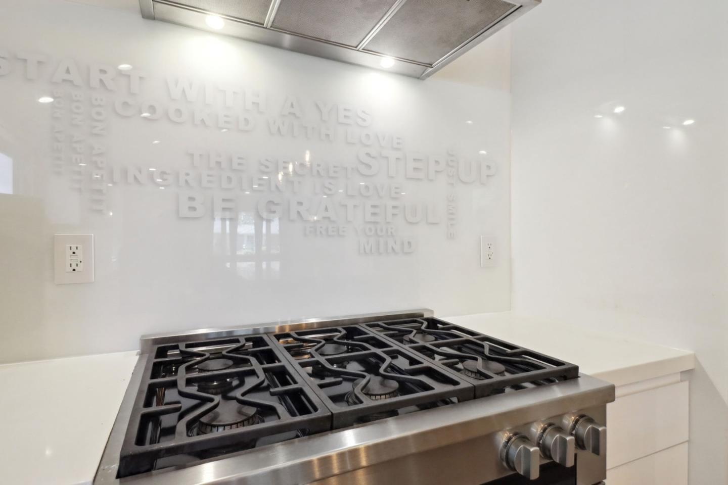 Detail Gallery Image 8 of 25 For 19041 Calvert St, Tarzana,  CA 91335 - 5 Beds | 3/1 Baths