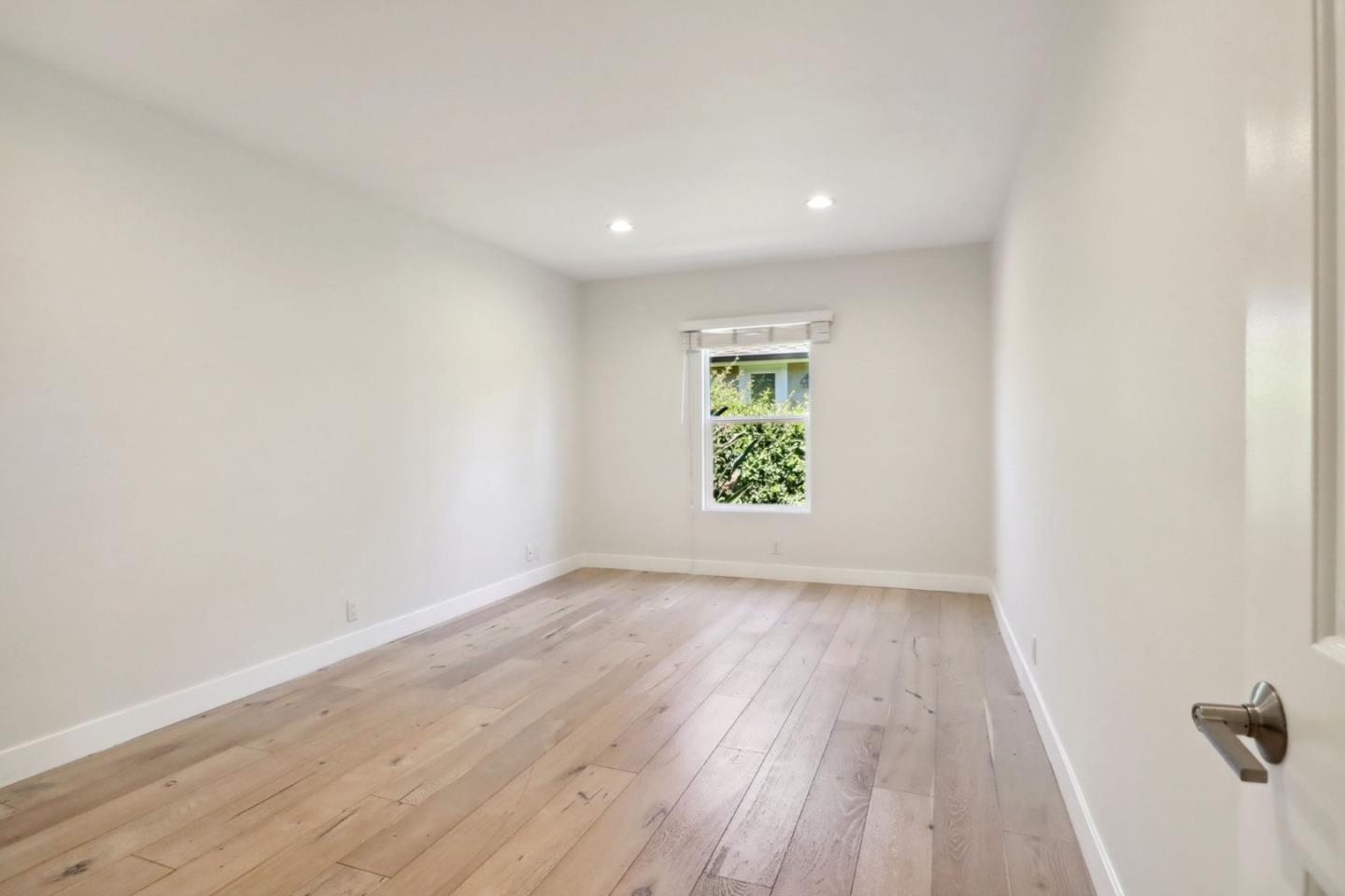 Detail Gallery Image 9 of 25 For 19041 Calvert St, Tarzana,  CA 91335 - 5 Beds | 3/1 Baths