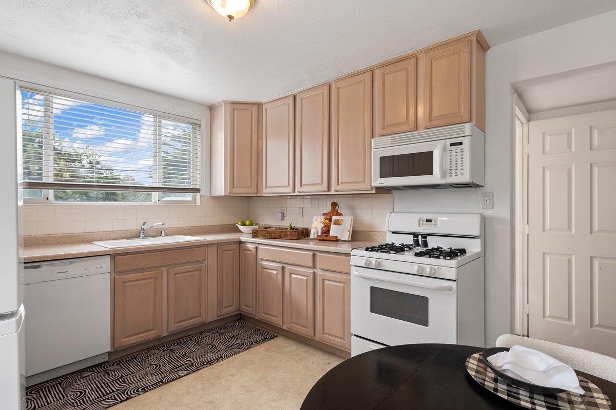 Detail Gallery Image 8 of 9 For 15 Cliffside Dr, Daly City,  CA 94015 - 3 Beds | 2 Baths