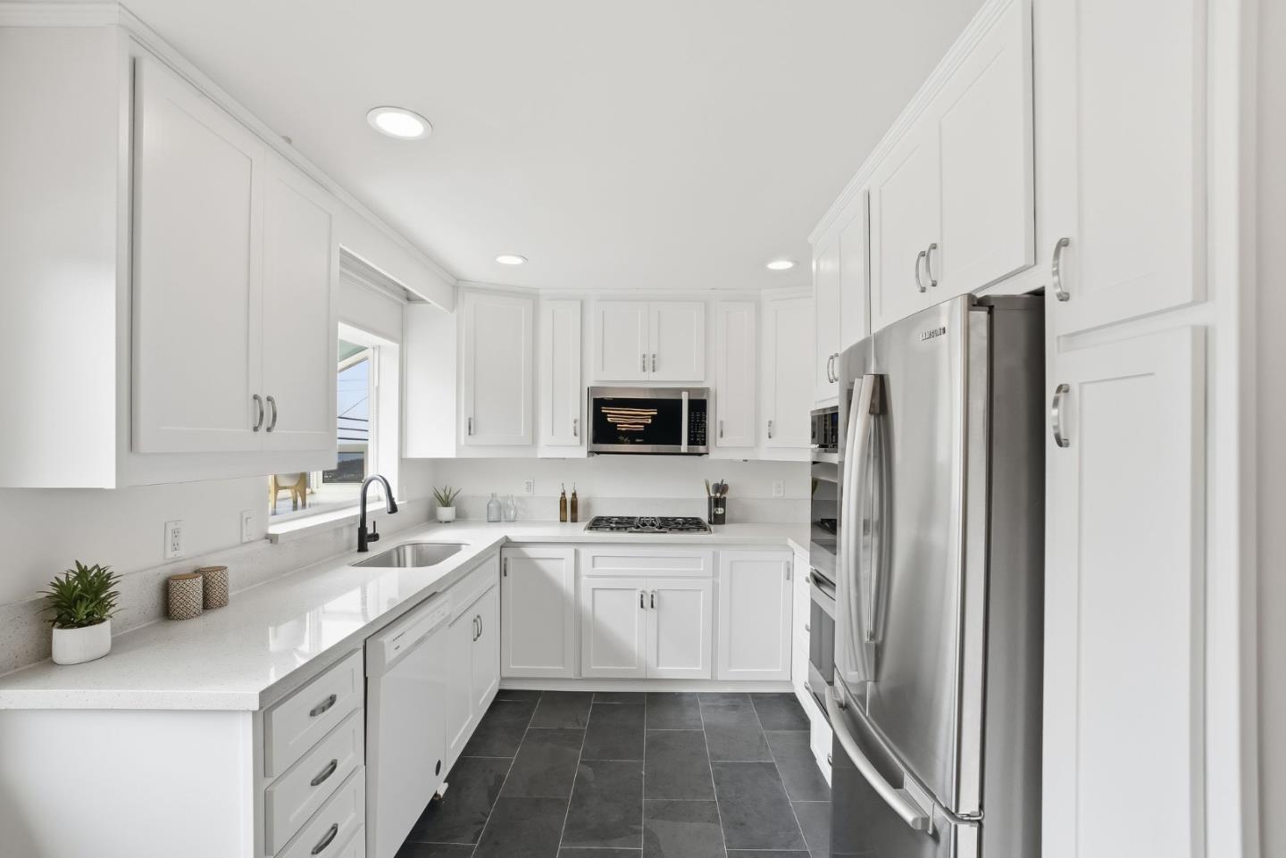 Detail Gallery Image 6 of 40 For 383 Monterey Rd, Pacifica,  CA 94044 - 3 Beds | 2 Baths