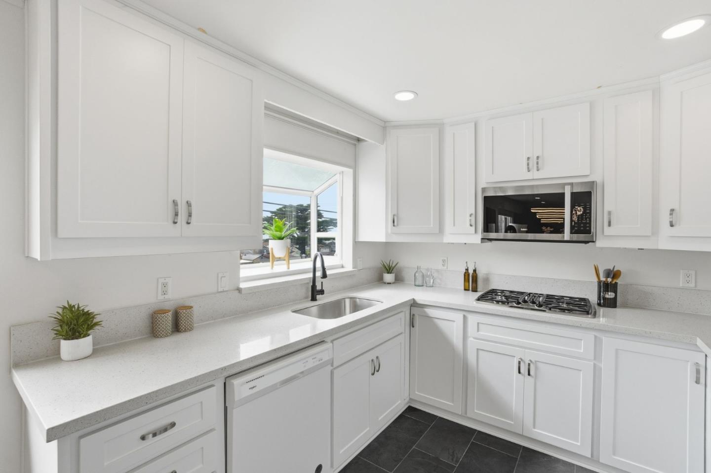 Detail Gallery Image 7 of 40 For 383 Monterey Rd, Pacifica,  CA 94044 - 3 Beds | 2 Baths