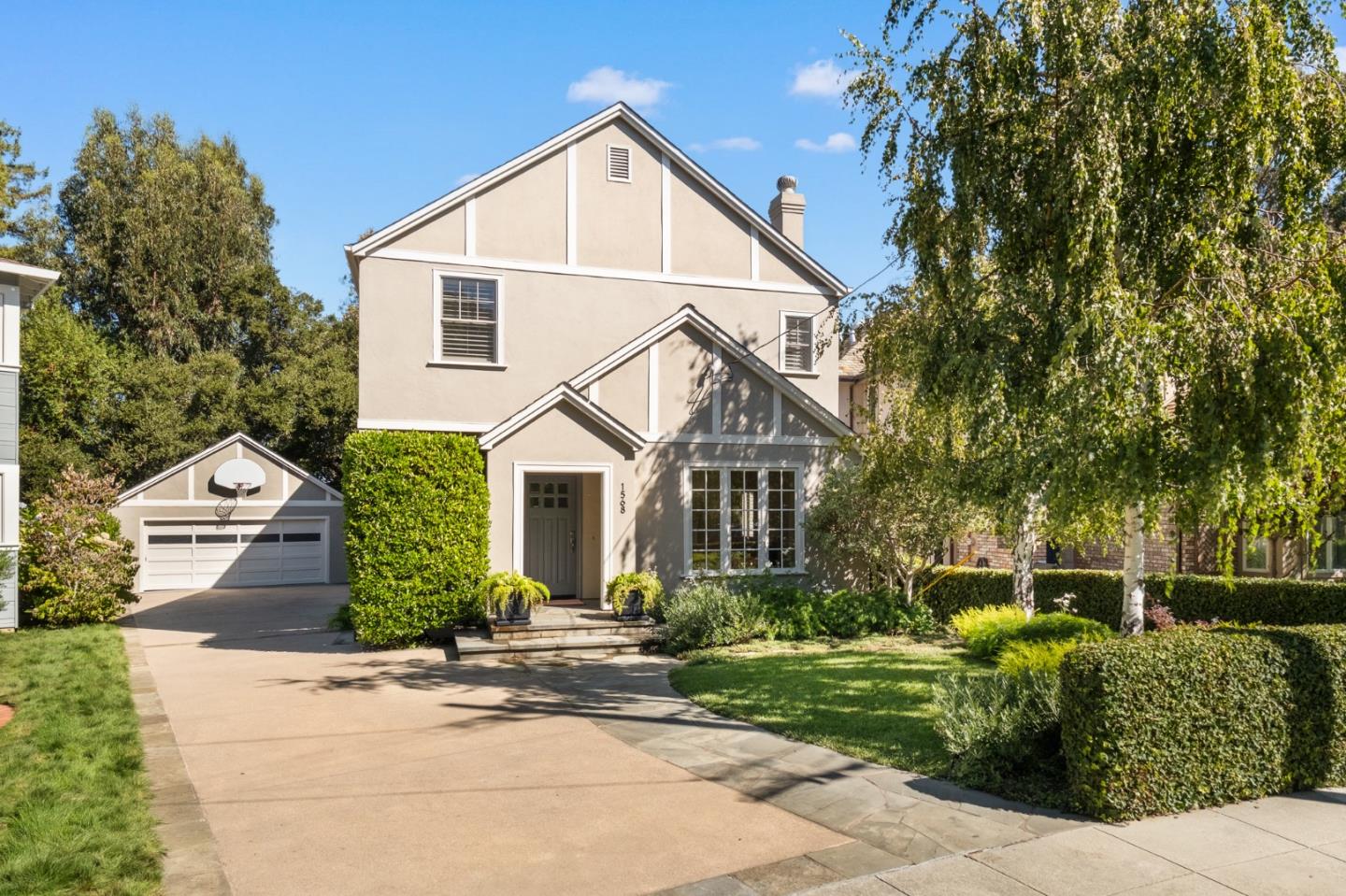 Detail Gallery Image 2 of 66 For 1568 Columbus Ave, Burlingame,  CA 94010 - 4 Beds | 3/1 Baths