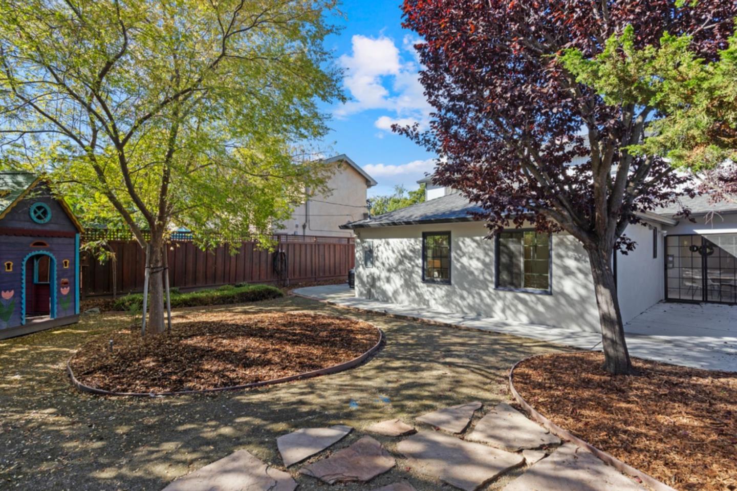 Detail Gallery Image 17 of 48 For 2627 Ohio Ave, Redwood City,  CA 94061 - 6 Beds | 3/1 Baths