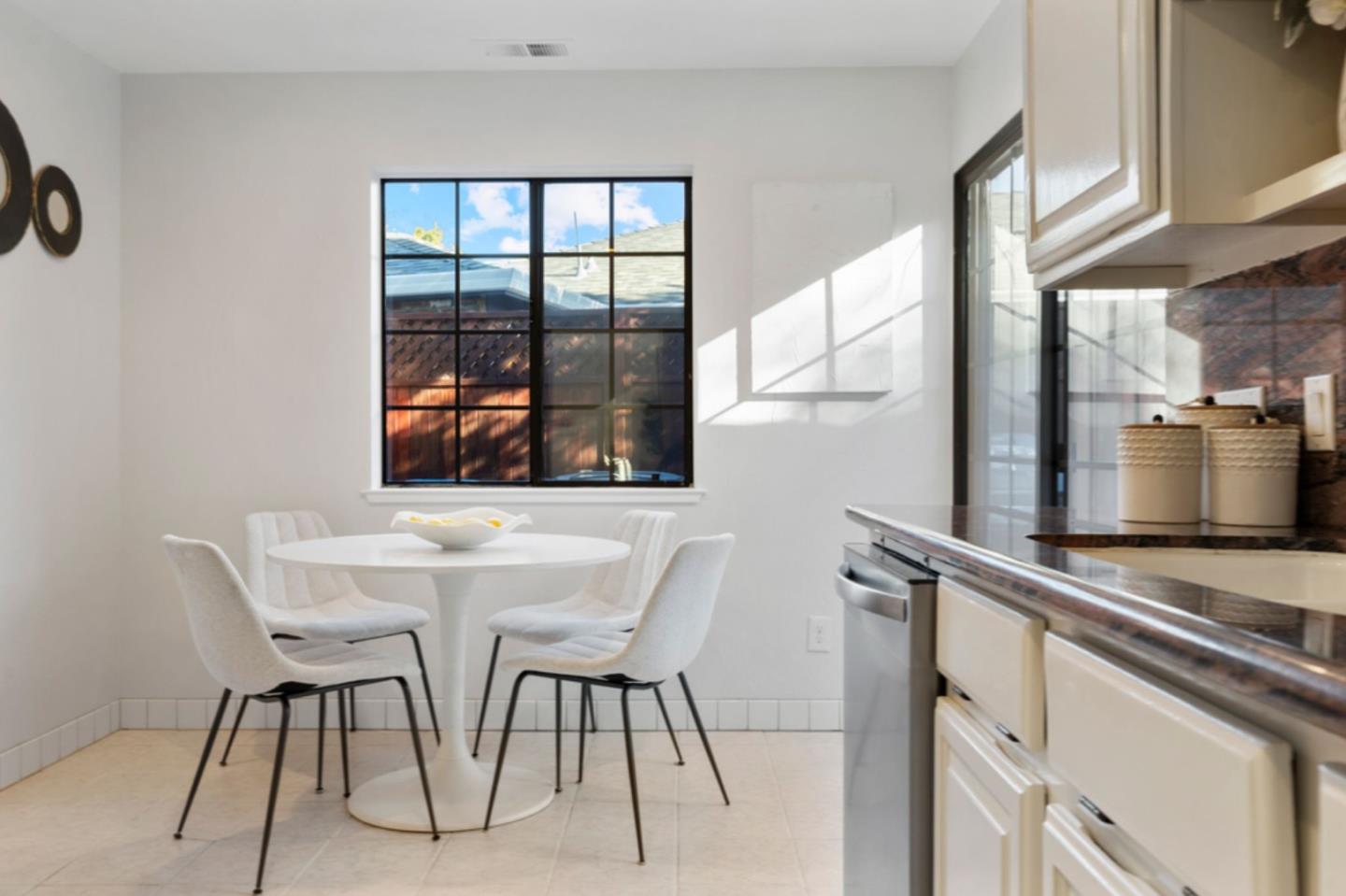 Detail Gallery Image 8 of 48 For 2627 Ohio Ave, Redwood City,  CA 94061 - 6 Beds | 3/1 Baths