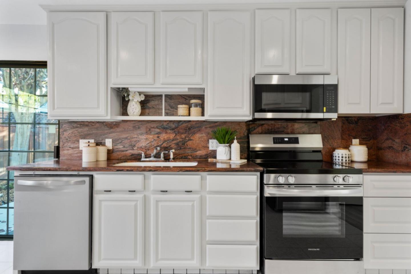 Detail Gallery Image 9 of 48 For 2627 Ohio Ave, Redwood City,  CA 94061 - 6 Beds | 3/1 Baths