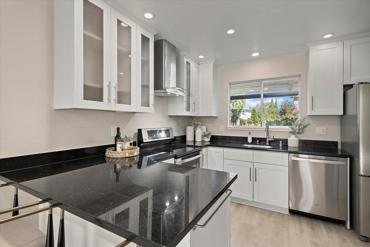 Detail Gallery Image 7 of 19 For 2047 Montecito #2,  Mountain View,  CA 94043 - 2 Beds | 1/1 Baths