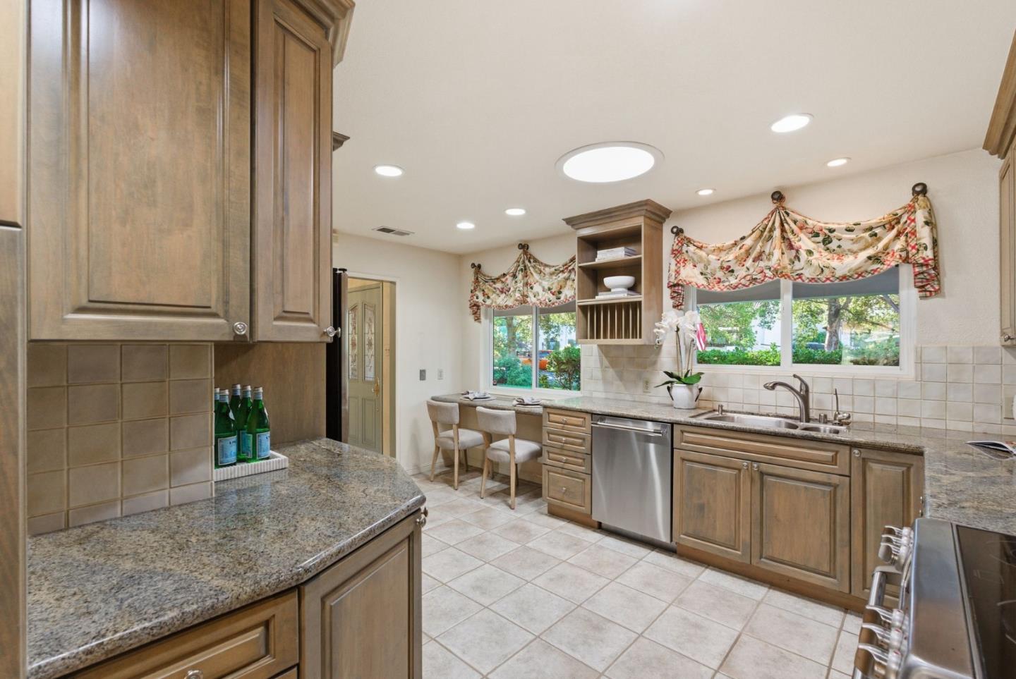 Detail Gallery Image 16 of 45 For 185 Beverly Ln, Los Altos,  CA 94022 - 3 Beds | 2/1 Baths