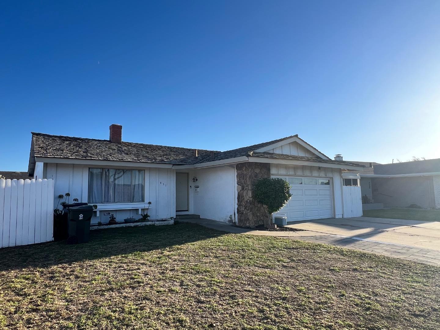 Detail Gallery Image 3 of 23 For 451 La Jolla Way, Salinas,  CA 93901 - 3 Beds | 2 Baths