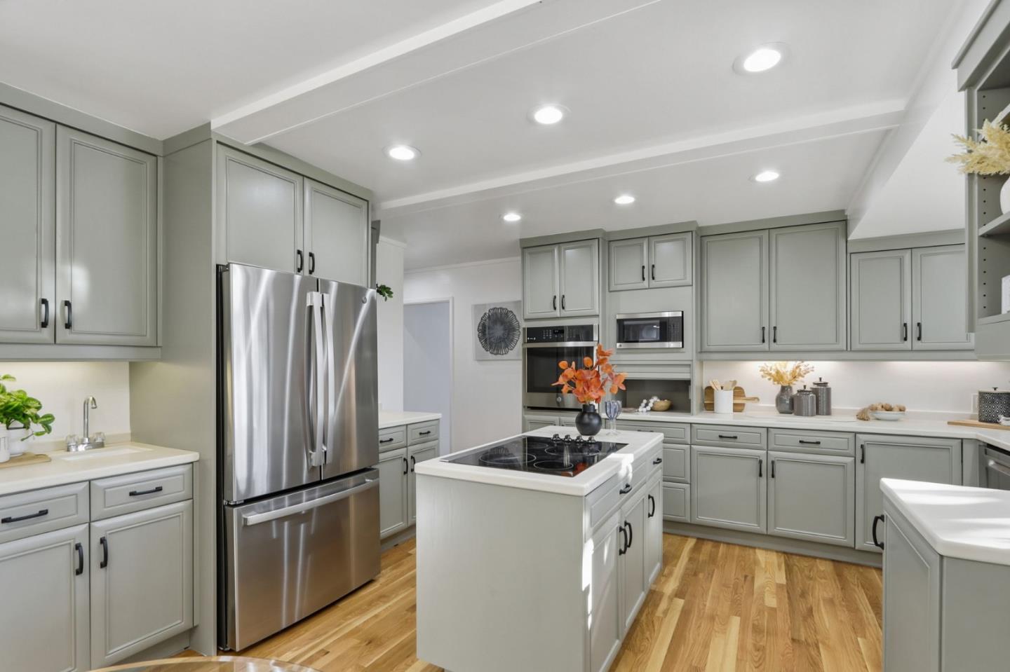 Detail Gallery Image 13 of 42 For 1684 Newcastle Dr, Los Altos,  CA 94024 - 4 Beds | 2/1 Baths