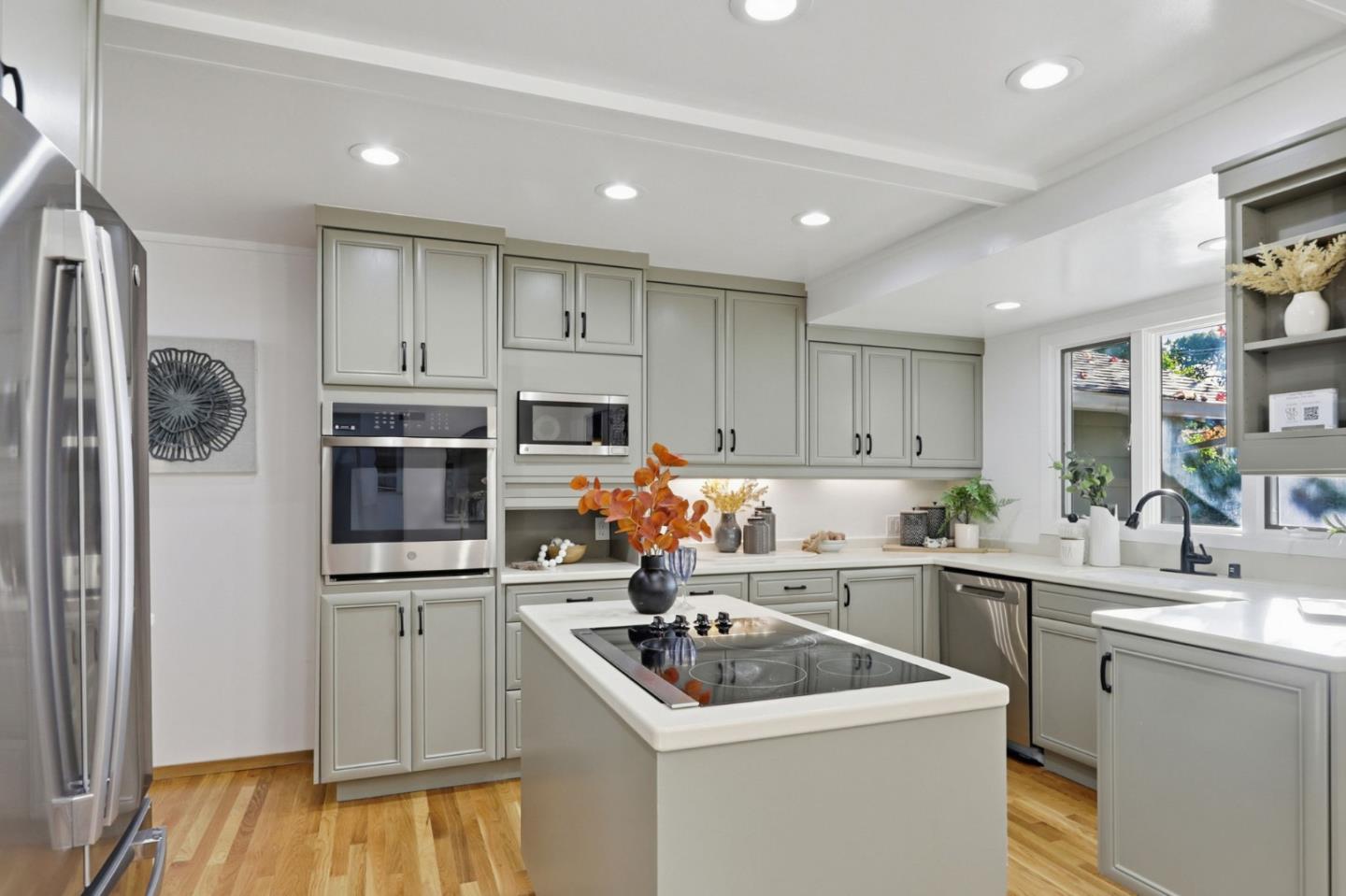 Detail Gallery Image 14 of 42 For 1684 Newcastle Dr, Los Altos,  CA 94024 - 4 Beds | 2/1 Baths