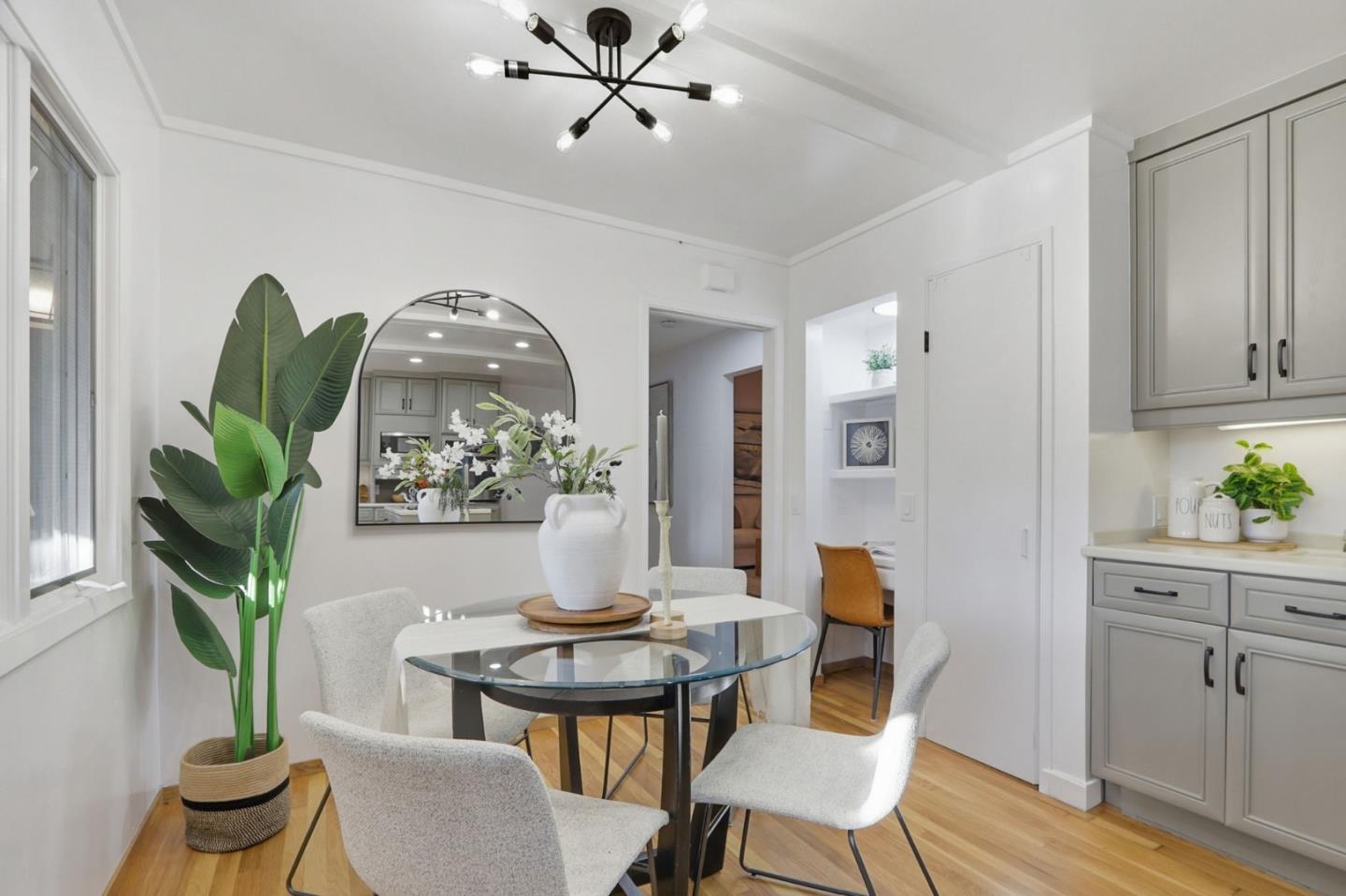 Detail Gallery Image 16 of 42 For 1684 Newcastle Dr, Los Altos,  CA 94024 - 4 Beds | 2/1 Baths