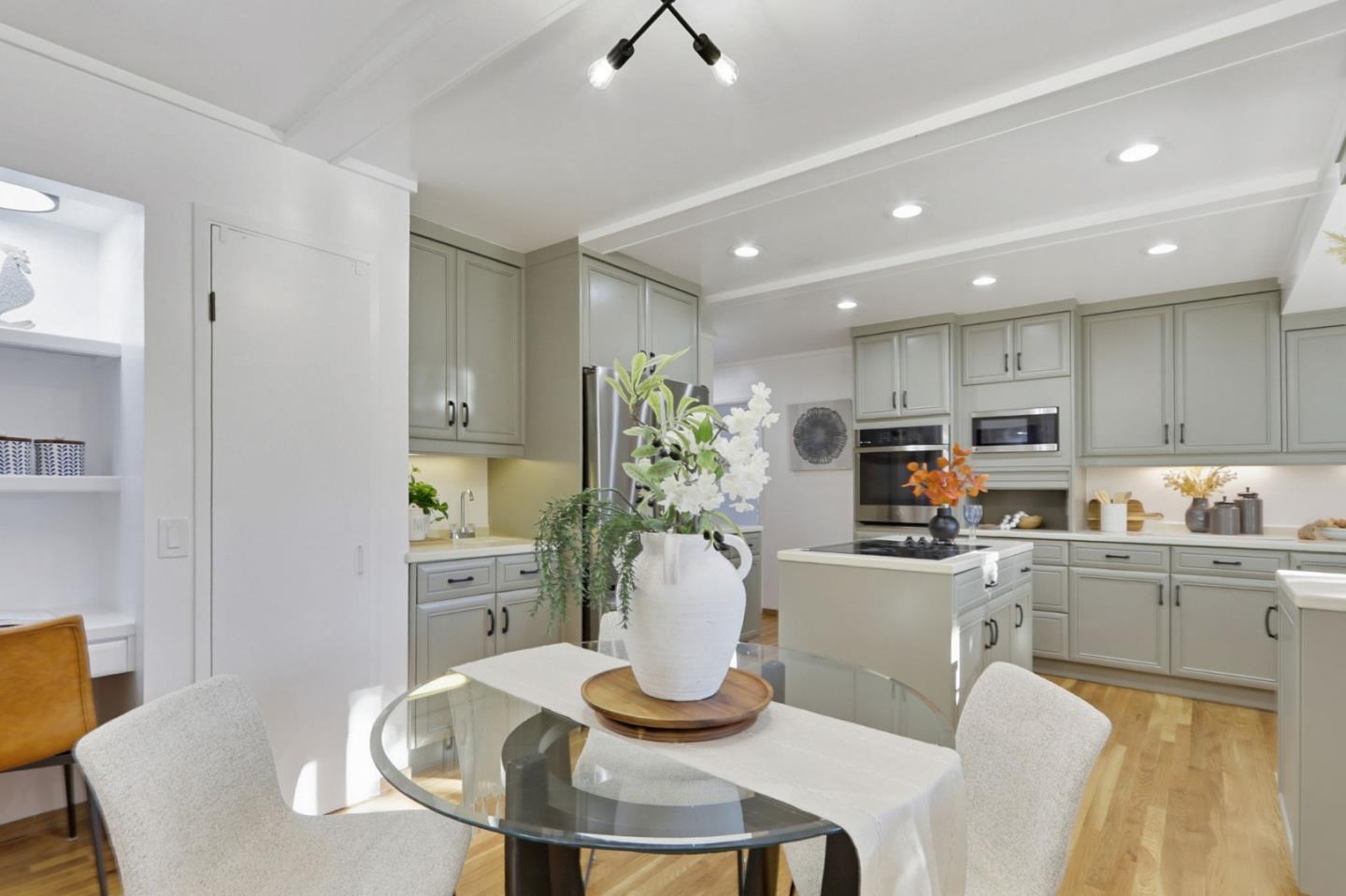 Detail Gallery Image 17 of 42 For 1684 Newcastle Dr, Los Altos,  CA 94024 - 4 Beds | 2/1 Baths