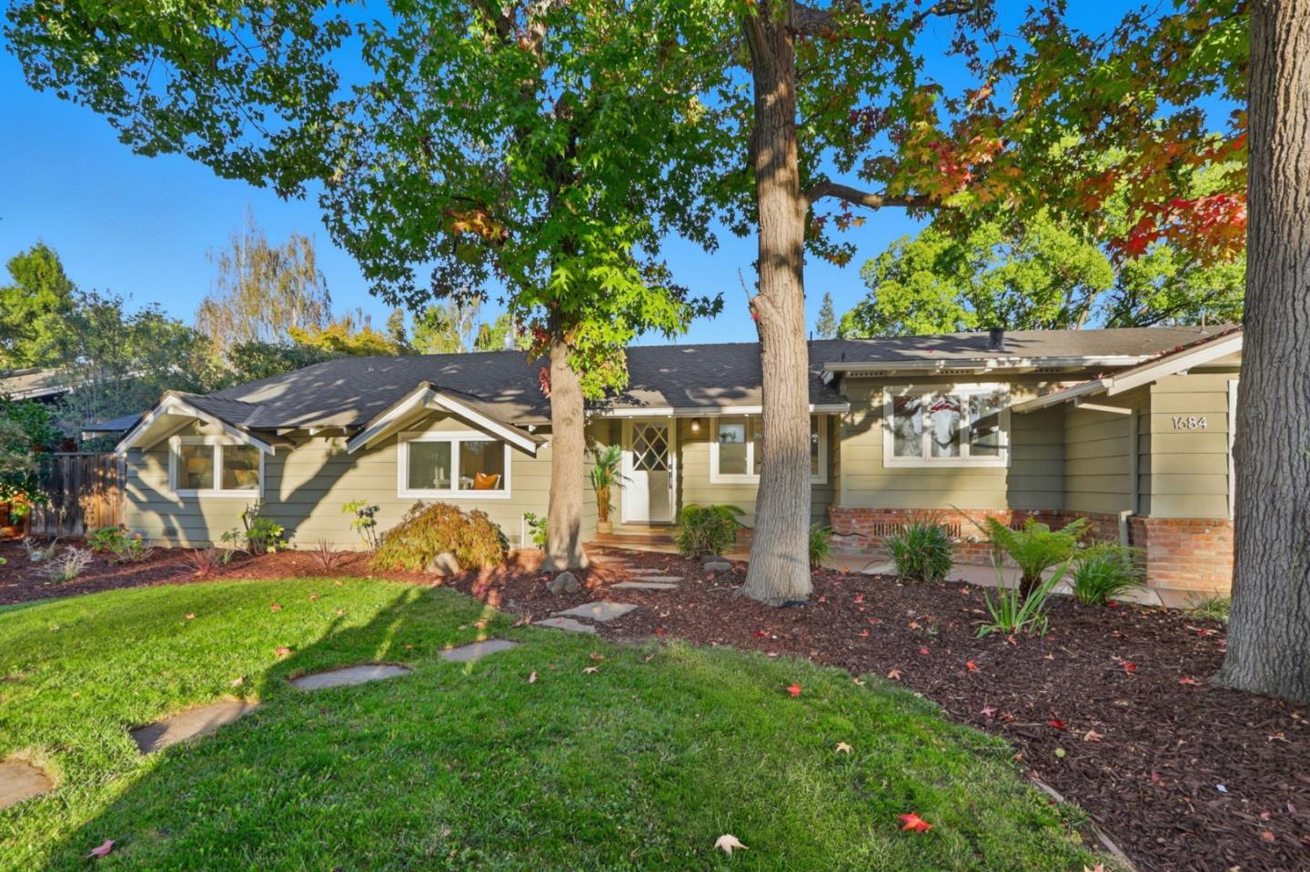 Detail Gallery Image 4 of 42 For 1684 Newcastle Dr, Los Altos,  CA 94024 - 4 Beds | 2/1 Baths