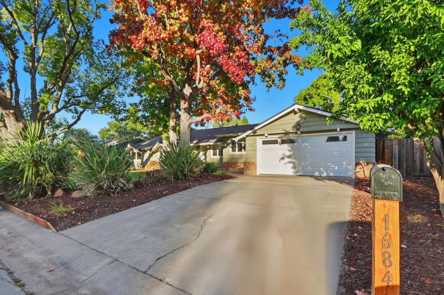 Detail Gallery Image 5 of 42 For 1684 Newcastle Dr, Los Altos,  CA 94024 - 4 Beds | 2/1 Baths