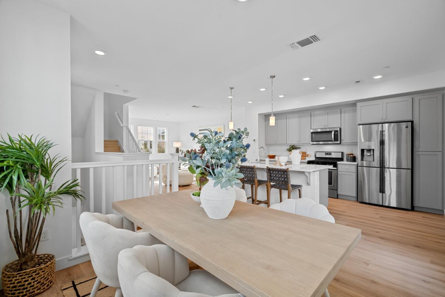 Detail Gallery Image 14 of 51 For 211 Orbit Way, Mountain View,  CA 94043 - 4 Beds | 3/1 Baths