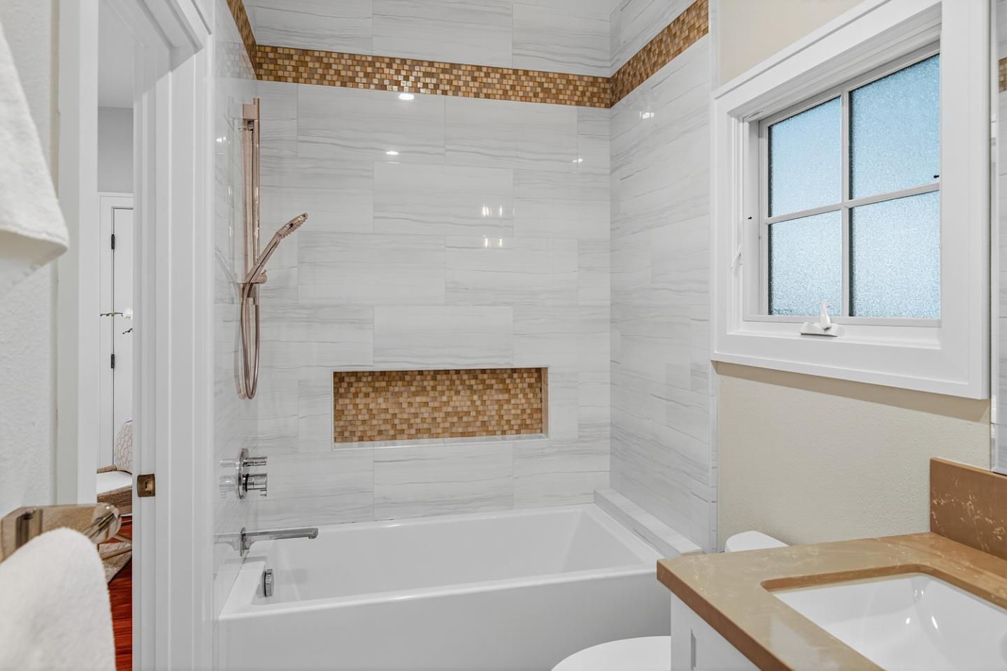 Detail Gallery Image 29 of 51 For 340 W Portola Ave, Los Altos,  CA 94022 - 5 Beds | 4/1 Baths