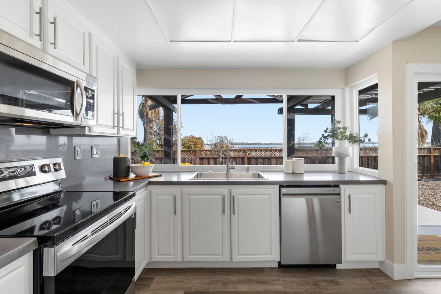 Detail Gallery Image 13 of 56 For 530 Barkentine Ln, Redwood City,  CA 94065 - 4 Beds | 2 Baths