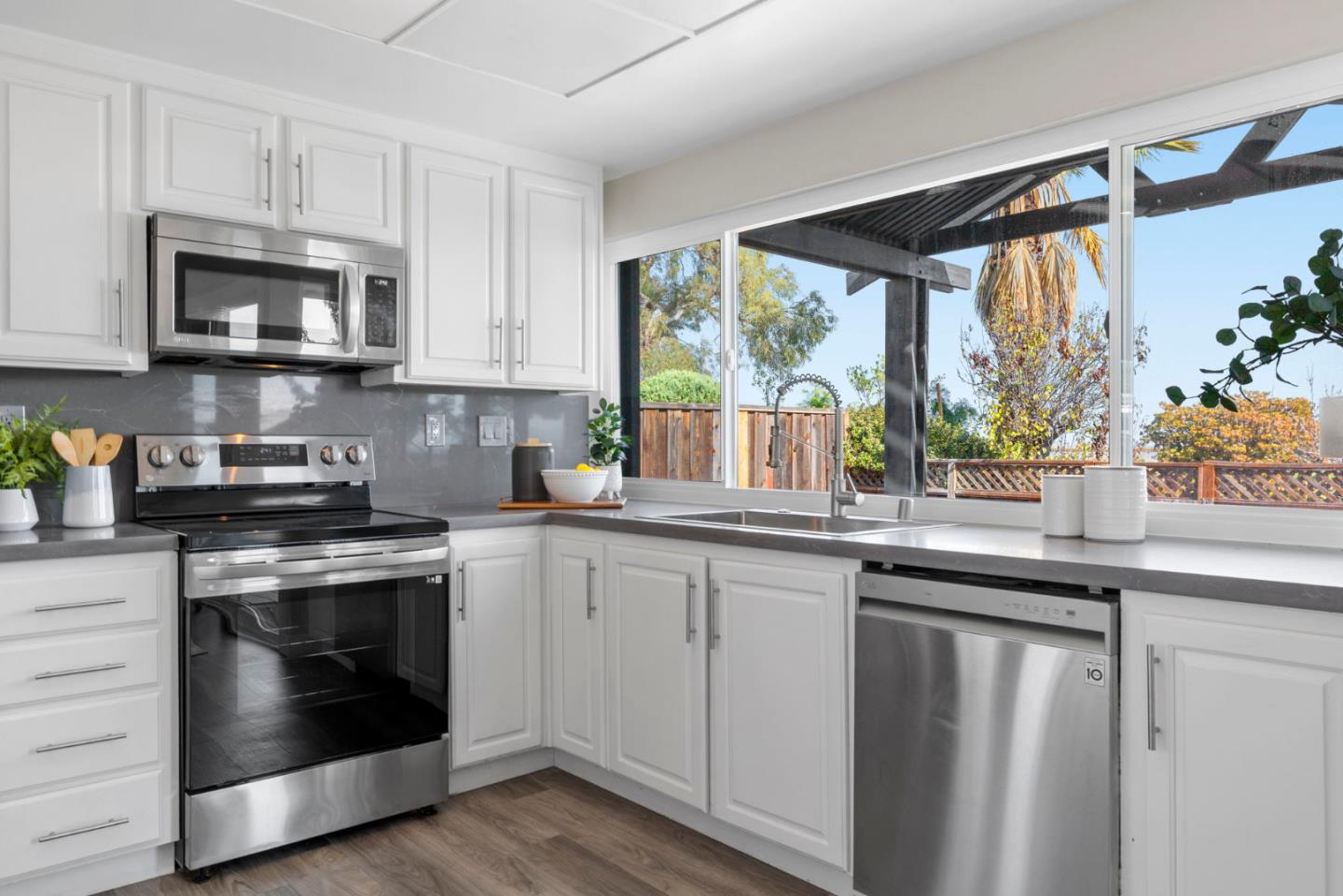 Detail Gallery Image 14 of 56 For 530 Barkentine Ln, Redwood City,  CA 94065 - 4 Beds | 2 Baths