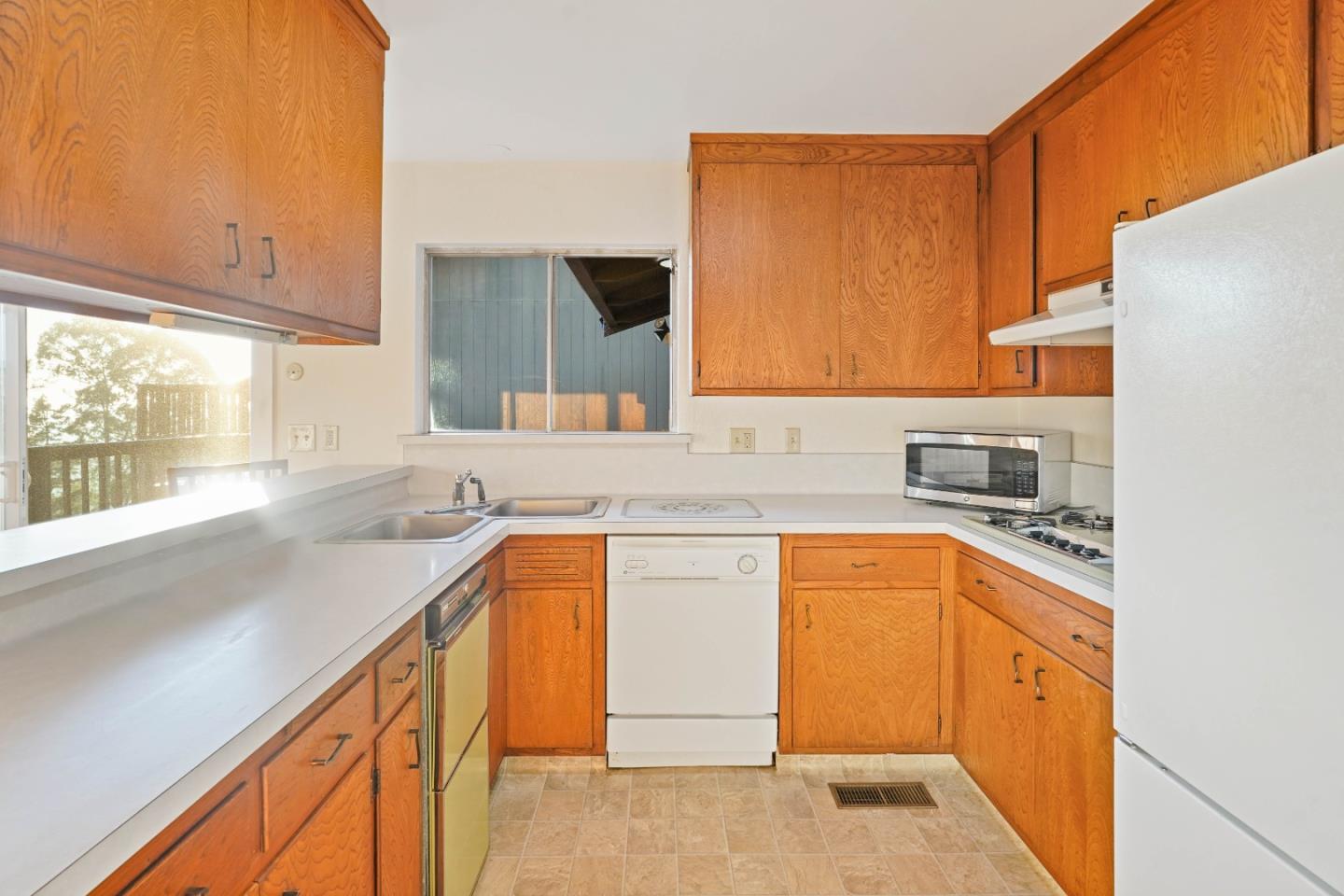 Detail Gallery Image 12 of 61 For 2191 Manzanita Dr, Oakland,  CA 94611 - 4 Beds | 2 Baths