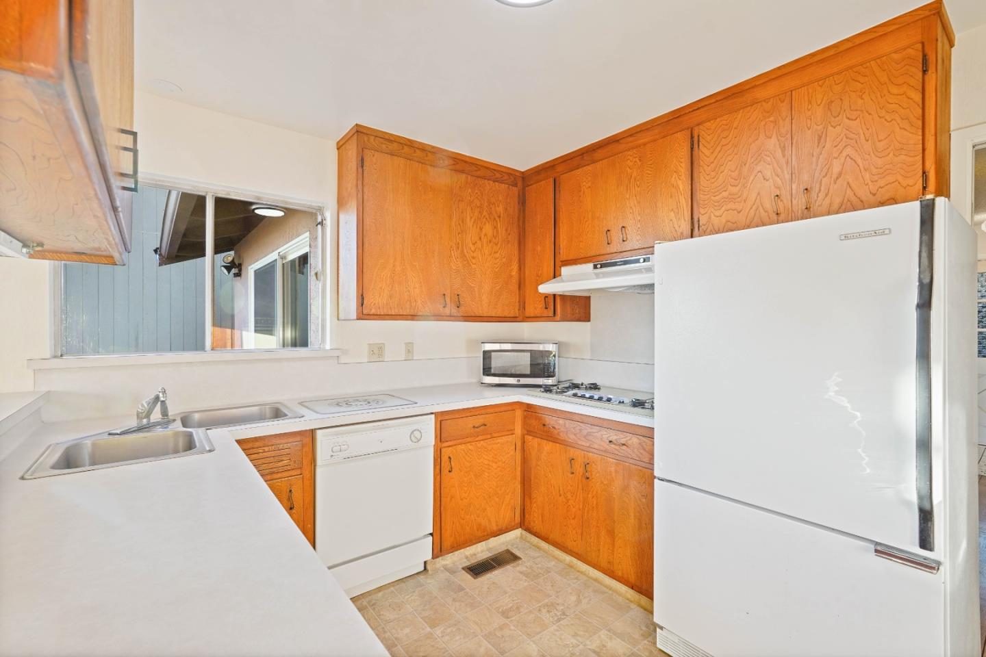 Detail Gallery Image 13 of 61 For 2191 Manzanita Dr, Oakland,  CA 94611 - 4 Beds | 2 Baths