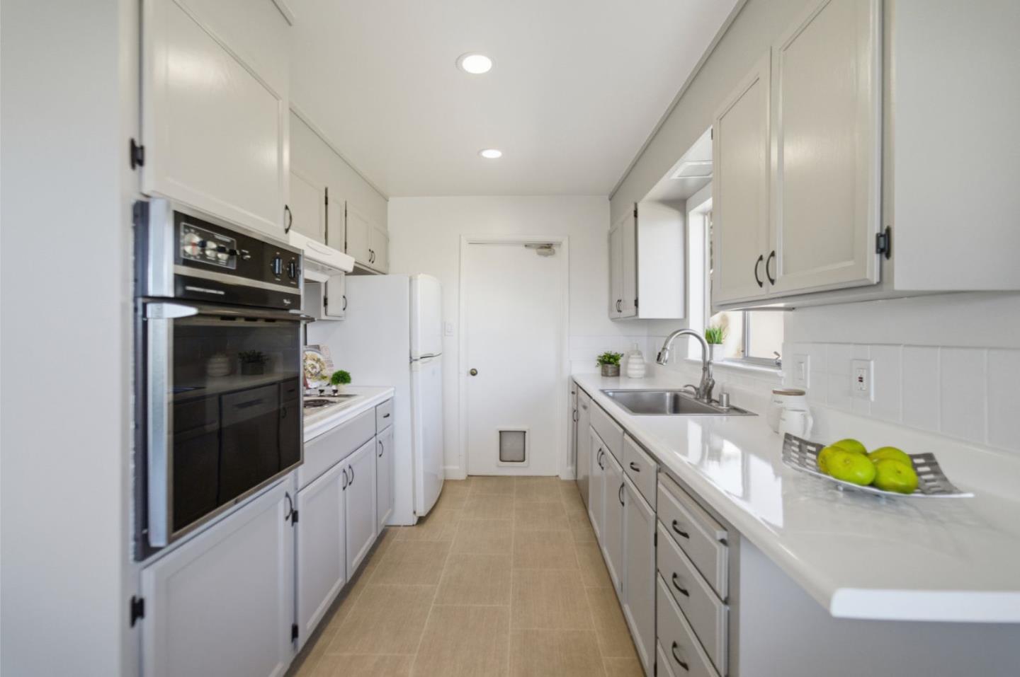 Detail Gallery Image 12 of 42 For 329 Oakview Dr, San Carlos,  CA 94070 - 4 Beds | 3 Baths