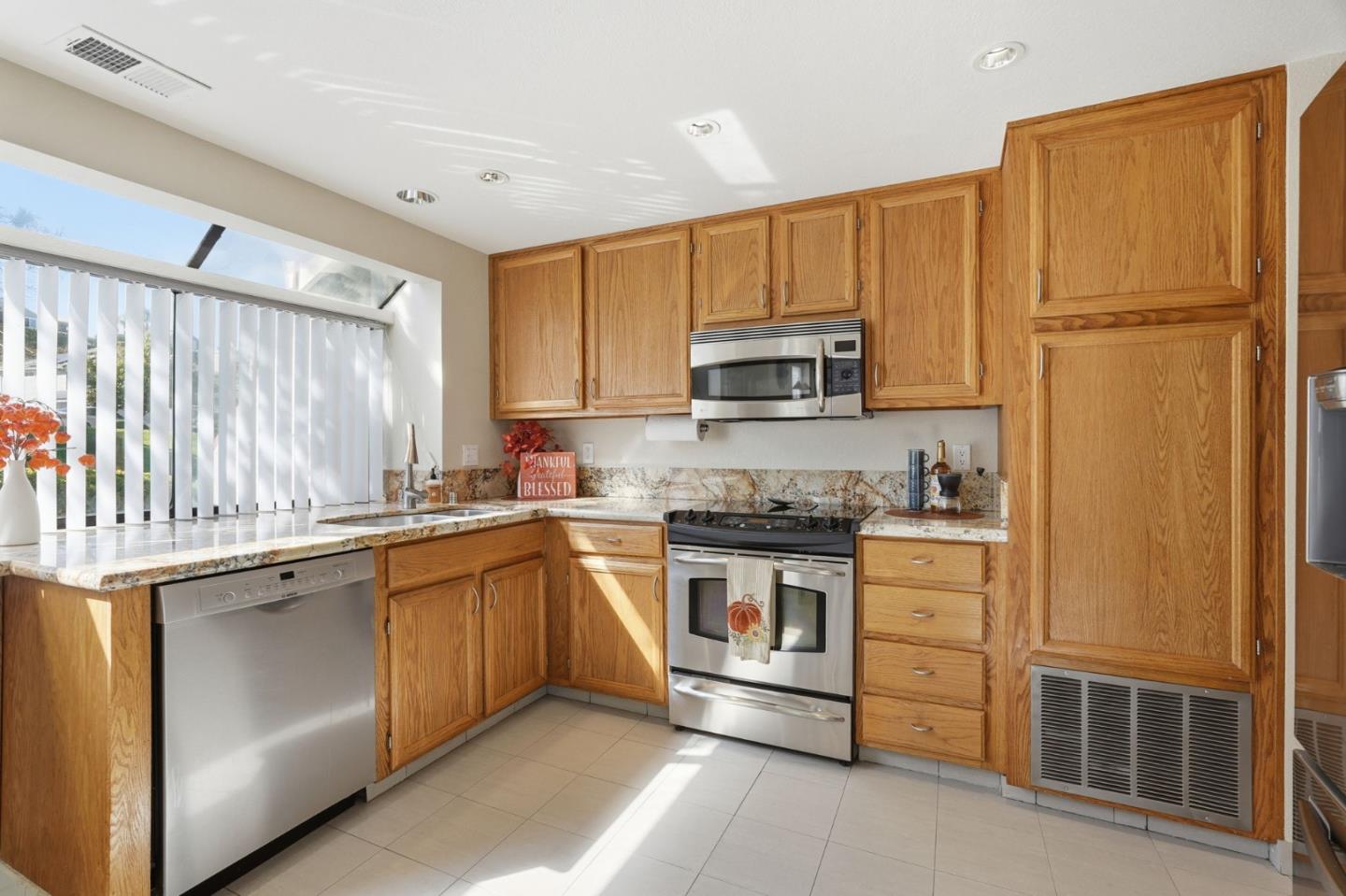 Detail Gallery Image 9 of 47 For 2512 Yerba Hills Ct, San Jose,  CA 95121 - 3 Beds | 2 Baths