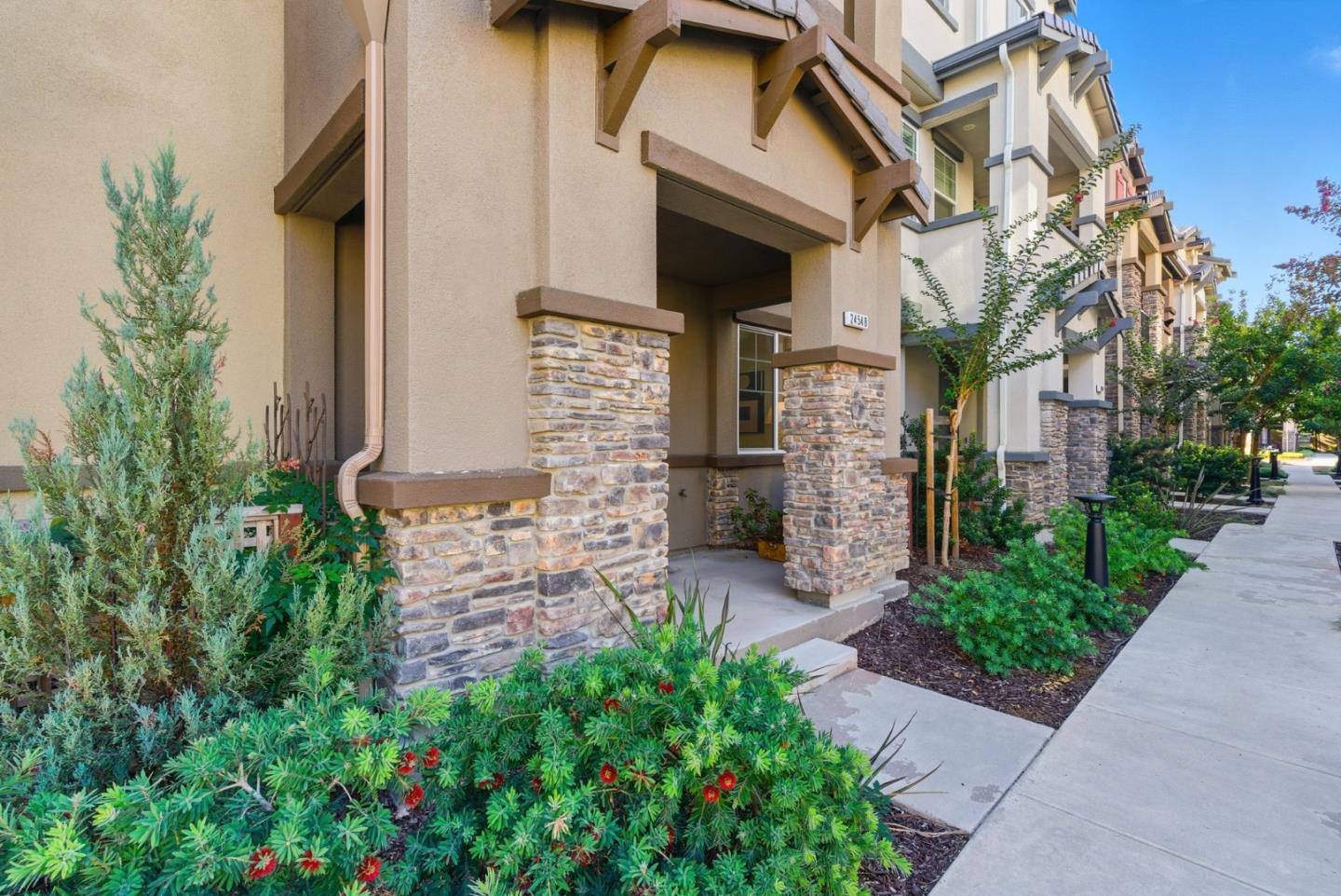 Detail Gallery Image 4 of 43 For 24548 Autumn Mist Way, Hayward,  CA 94544 - 4 Beds | 3/1 Baths