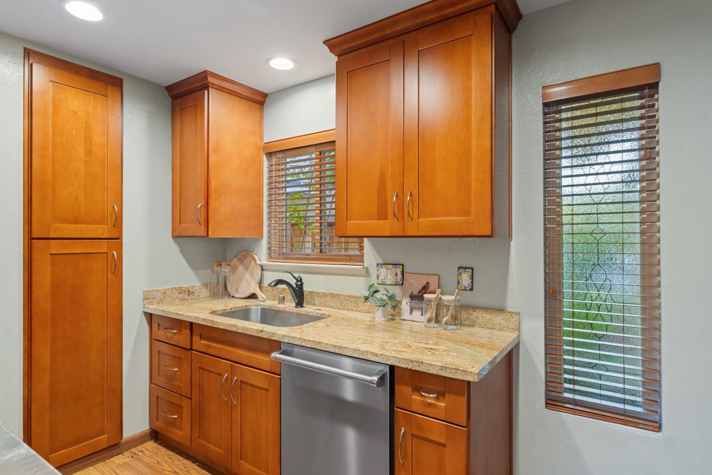 Detail Gallery Image 22 of 47 For 2524 W Middlefield Rd, Mountain View,  CA 94043 - 2 Beds | 1/1 Baths