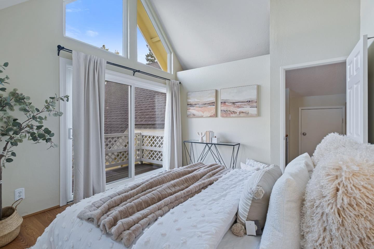 Detail Gallery Image 27 of 47 For 2524 W Middlefield Rd, Mountain View,  CA 94043 - 2 Beds | 1/1 Baths