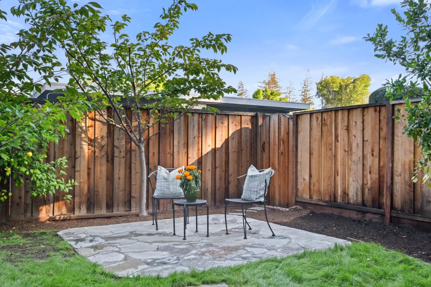 Detail Gallery Image 3 of 47 For 2524 W Middlefield Rd, Mountain View,  CA 94043 - 2 Beds | 1/1 Baths