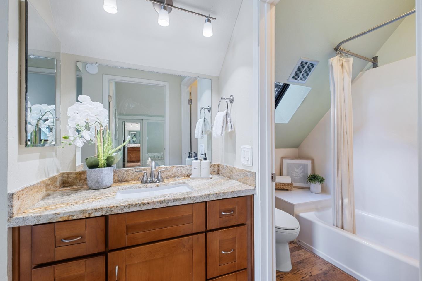 Detail Gallery Image 31 of 47 For 2524 W Middlefield Rd, Mountain View,  CA 94043 - 2 Beds | 1/1 Baths
