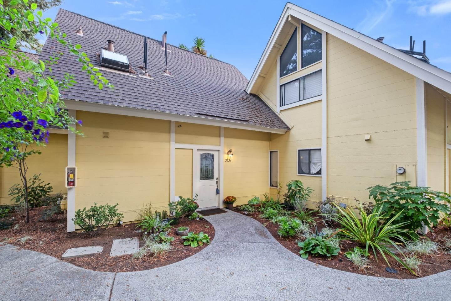 Detail Gallery Image 4 of 47 For 2524 W Middlefield Rd, Mountain View,  CA 94043 - 2 Beds | 1/1 Baths