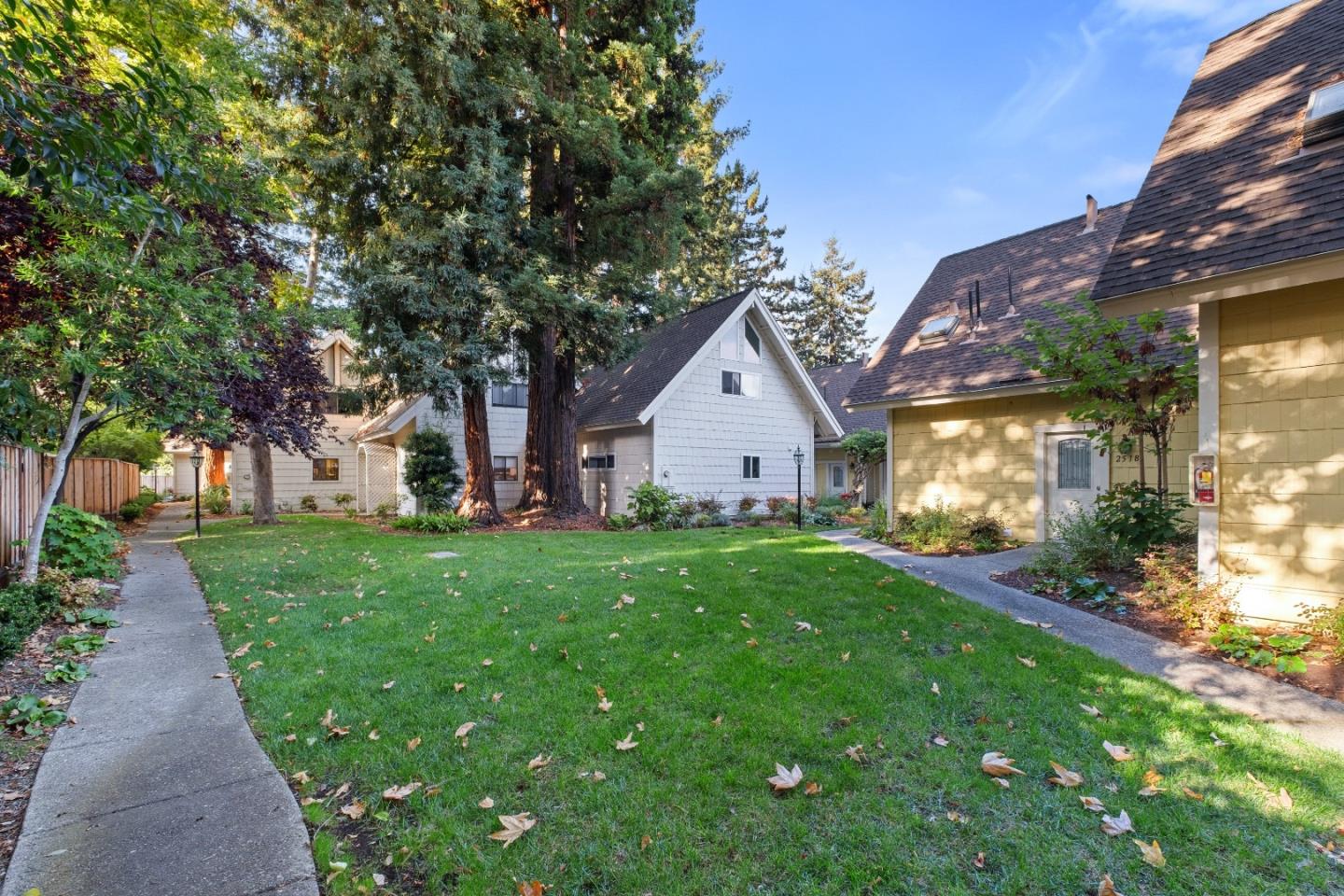 Detail Gallery Image 5 of 47 For 2524 W Middlefield Rd, Mountain View,  CA 94043 - 2 Beds | 1/1 Baths