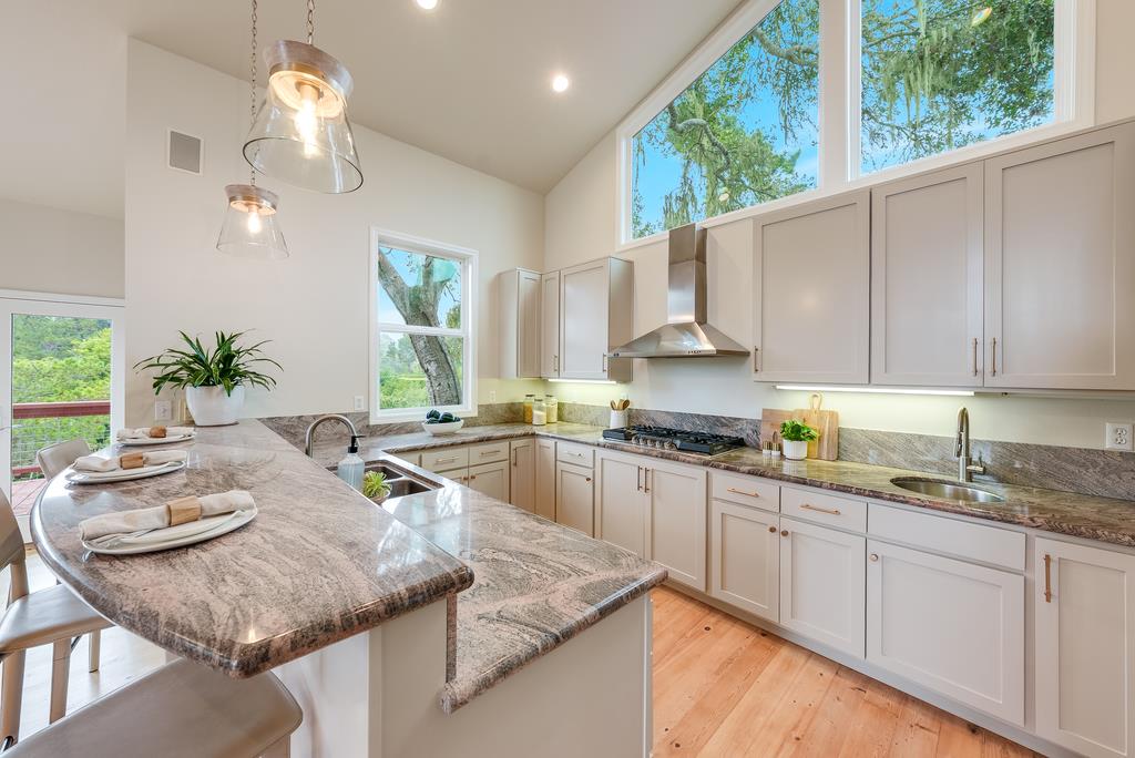 Detail Gallery Image 5 of 34 For 8 Cresta Way, Watsonville,  CA 95076 - 3 Beds | 3 Baths