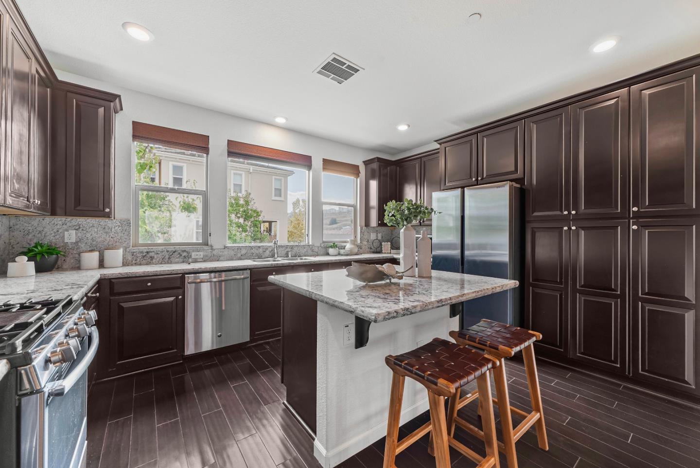 Detail Gallery Image 10 of 46 For 2753 Ferrara Cir, San Jose,  CA 95111 - 3 Beds | 3/1 Baths